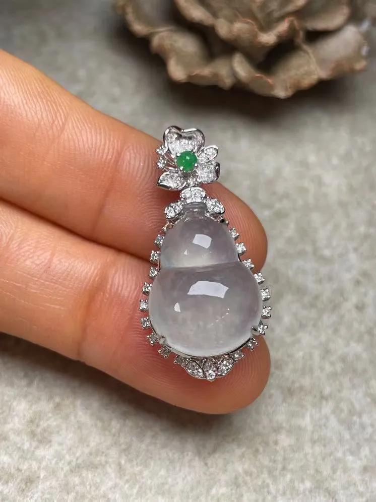 冰种葫芦吊坠、真金真钻镶嵌，种水好，玉质细腻 .裸石尺寸 17.5*12.7