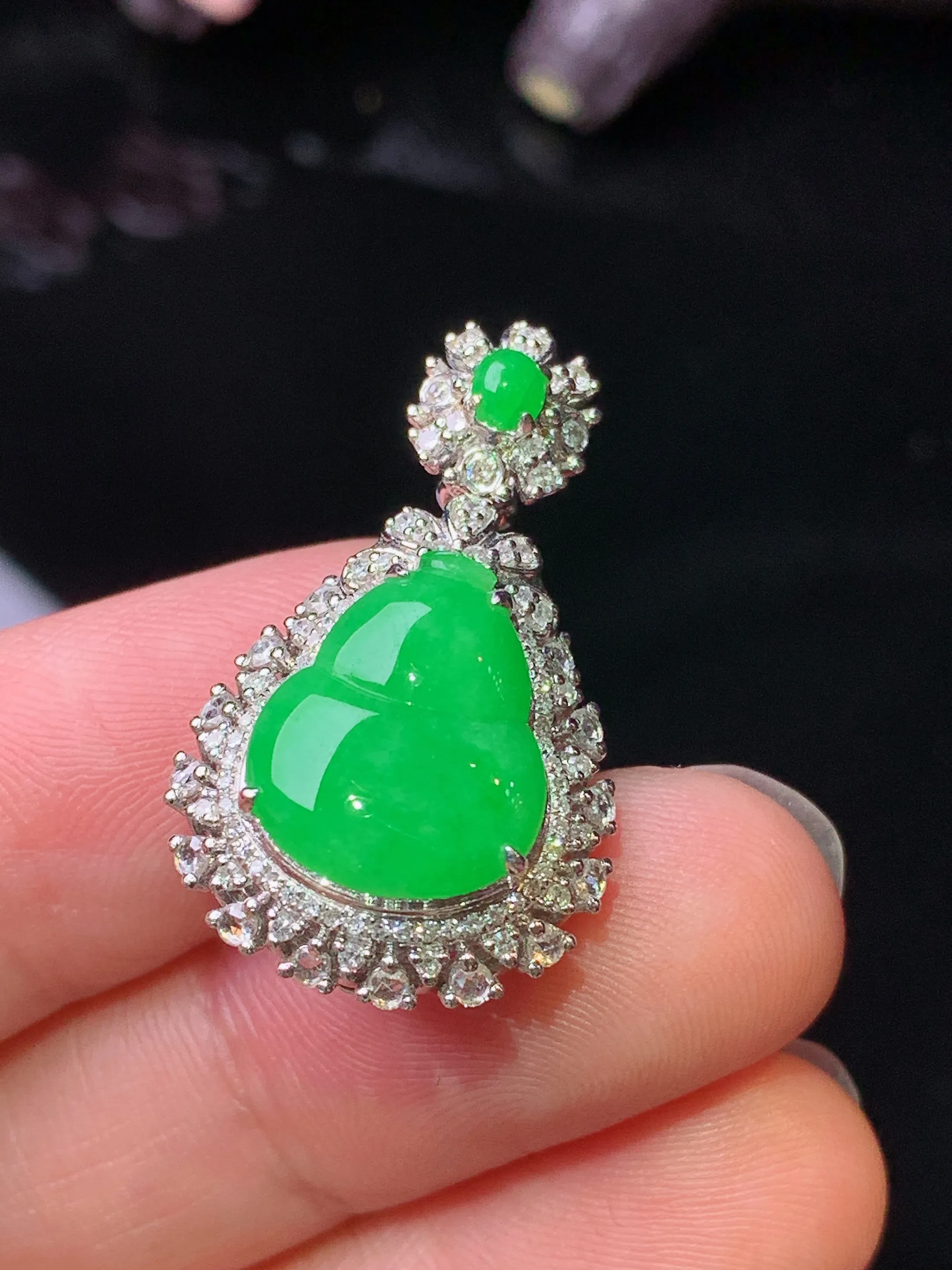 18k金钻镶嵌翠绿葫芦吊坠 玉质细腻 色泽艳丽清新 整体尺寸27.8*16.6*10.7