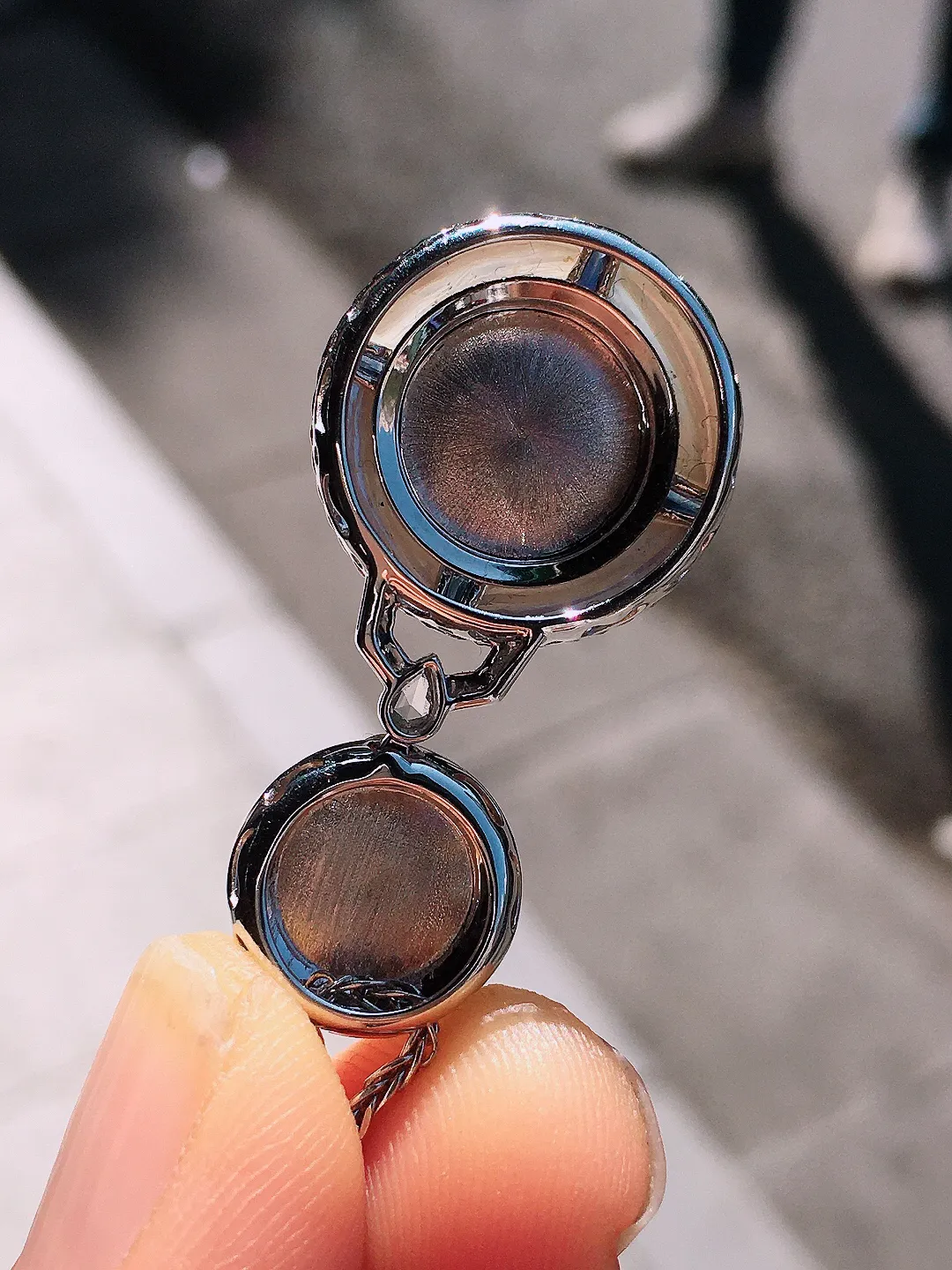 （黄+绿）二合一吊坠，色泽均匀艳丽，玉质细腻，荧光感超
强，饱满圆润，尽显优雅气质，18k
金豪华镶嵌