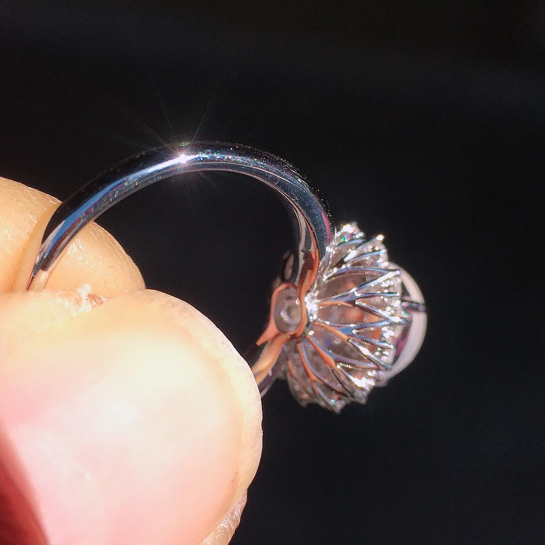 冰种蛋面戒指，玉质细腻，荧光感超
强，饱满圆润，尽显优雅气质，18k
金豪华镶嵌