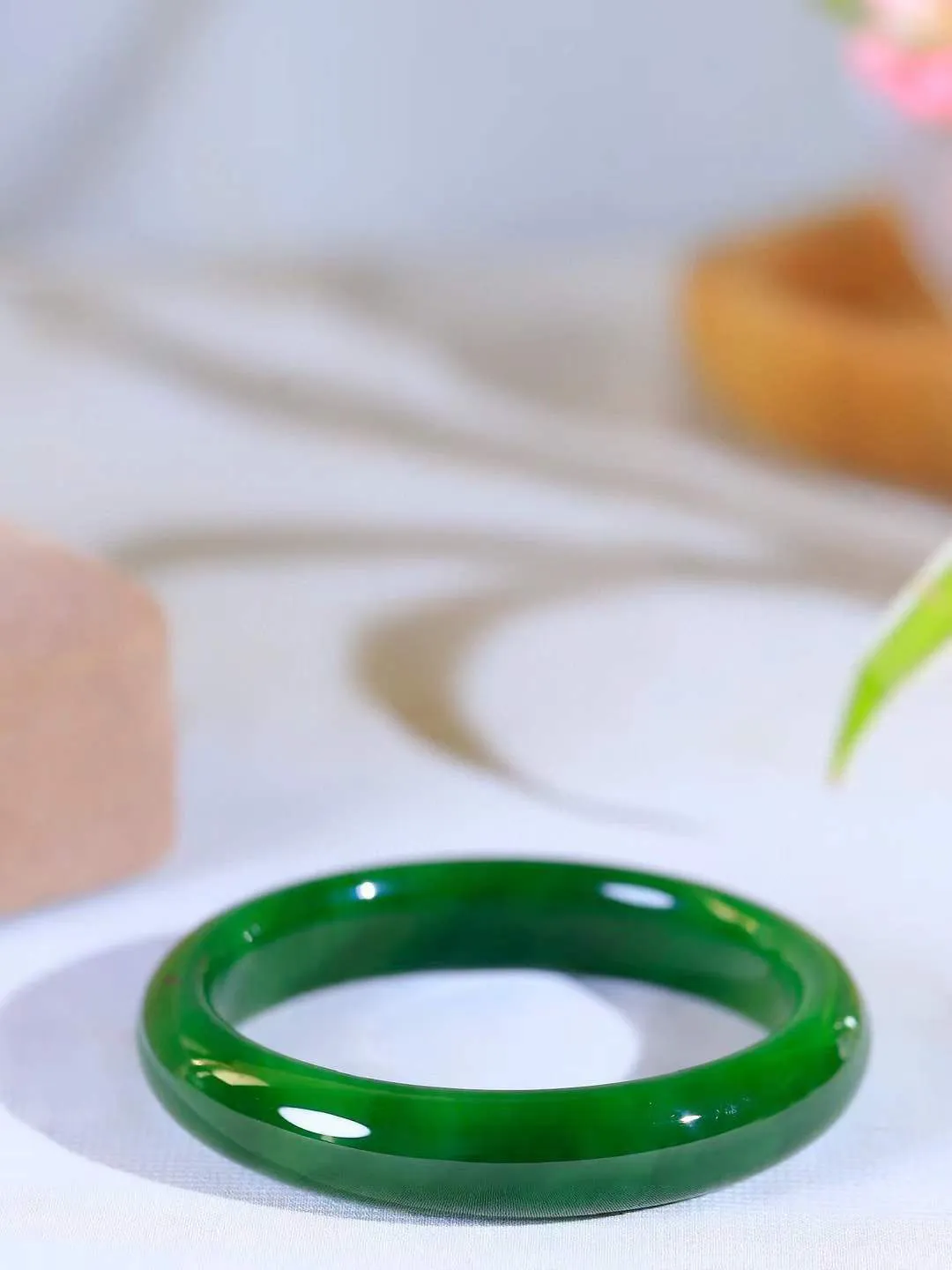 【花样年华·手镯】

精品和田玉碧玉手镯，质地油润细腻，色泽高贵典雅，镯型古朴典雅。在诗情画意的雨