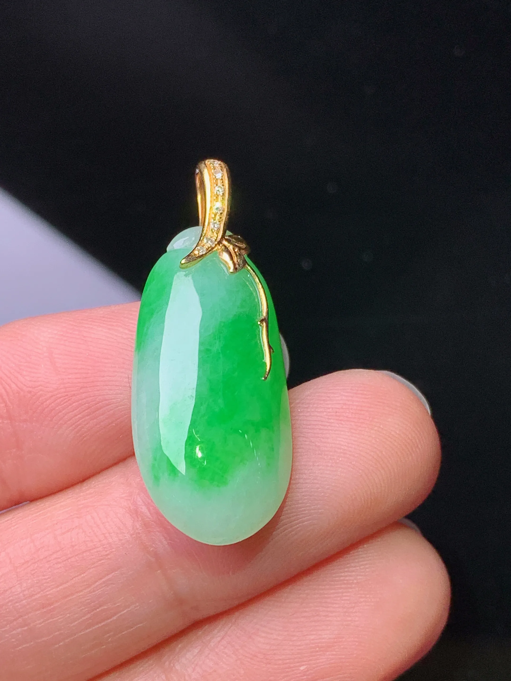 18k金钻镶嵌翠绿福瓜吊坠 玉质细腻 色泽艳丽清新 整体尺寸31.3*12.3*7