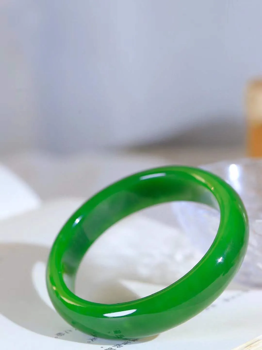 （温柔雅致.手镯）

收藏传家级臻品️和田玉碧玉手镯。镯型饱满，温润细腻，脂润沁香。️执一卷