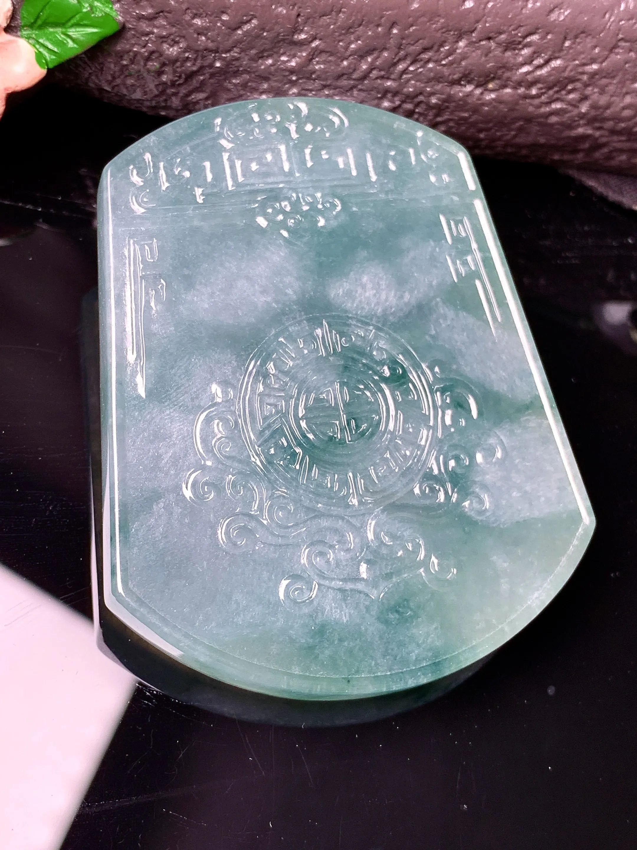 飘花雕花无事牌吊坠 玉质细腻 色泽艳丽清新 整体尺寸54.2*43.2*5.8