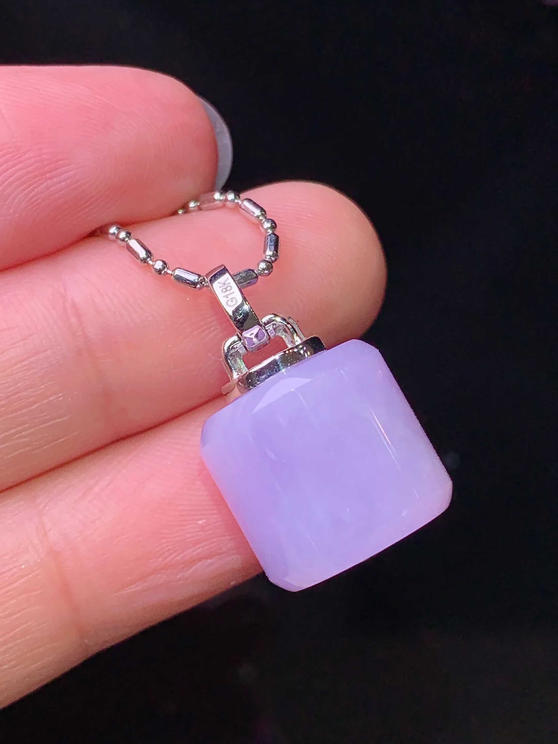 18k金钻镶嵌紫罗兰路路通吊坠 玉质细腻 色泽艳丽清新 整体尺寸21.8*13.8*12.6