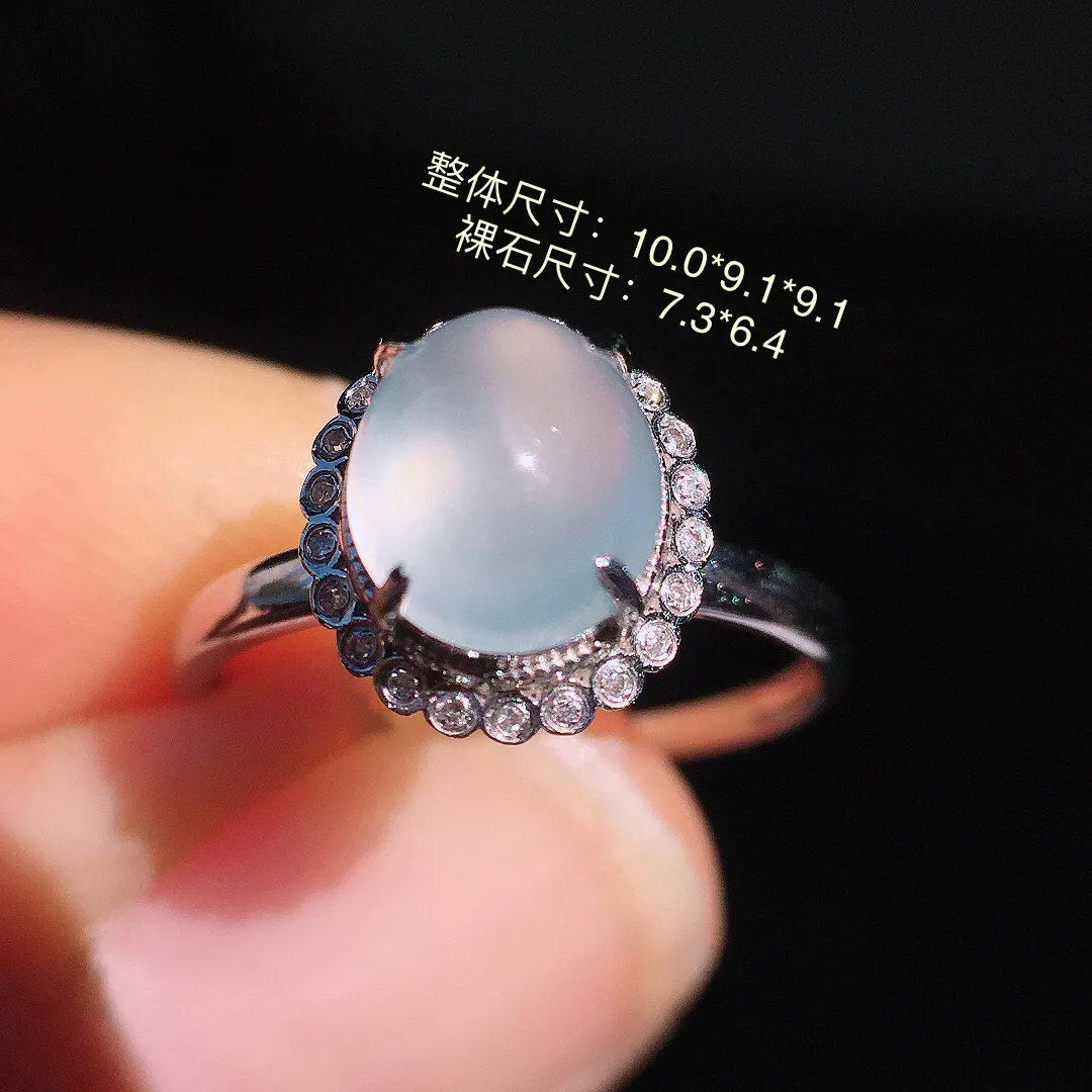 冰种蛋面戒指，玉质细腻，荧光感超
强，饱满圆润，尽显优雅气质，18k
金豪华镶嵌