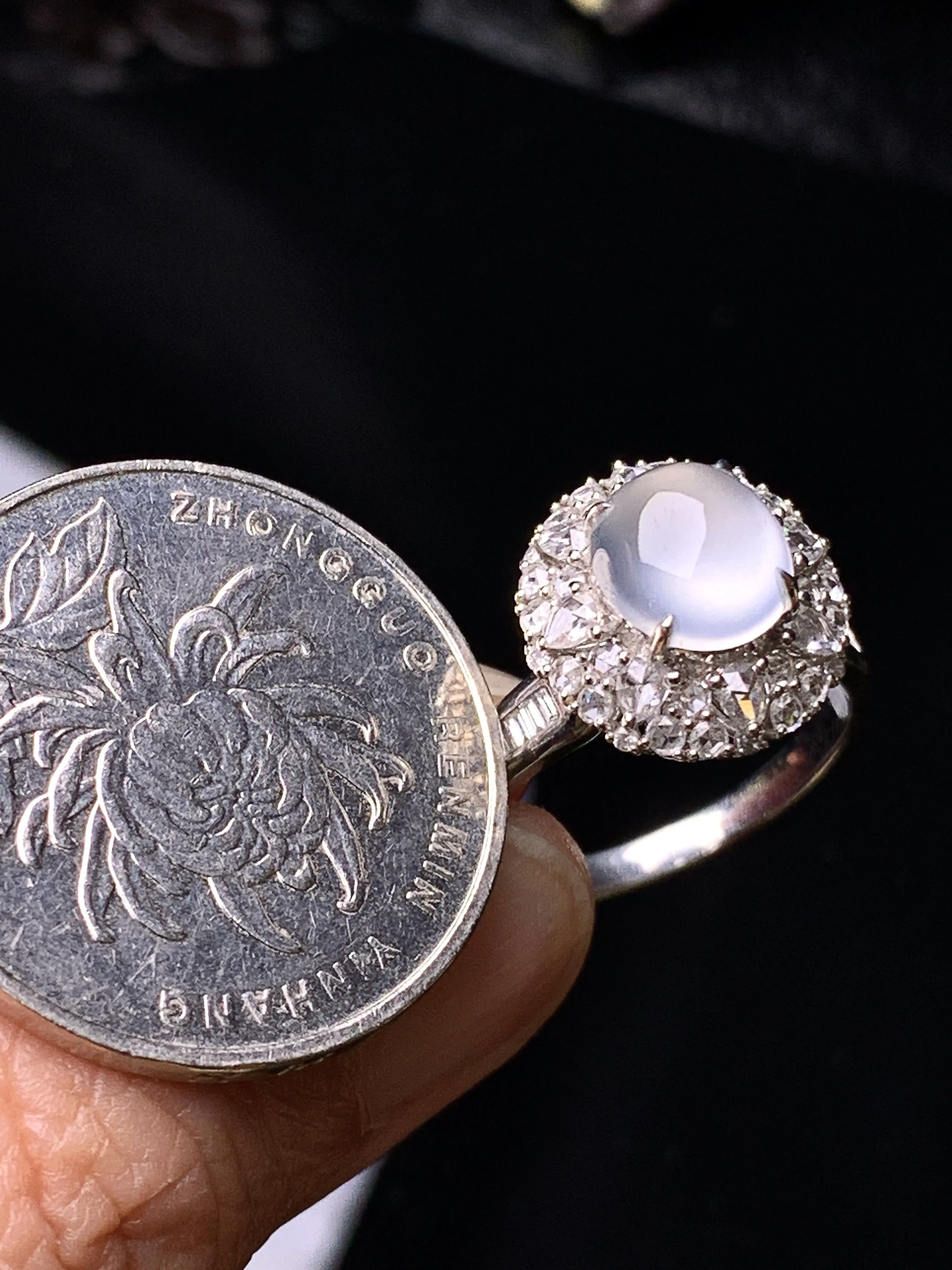 18k金钻镶嵌冰种蛋面戒指 玉质细腻 色泽艳丽清新 圈口14 整体尺寸13.5*13*11