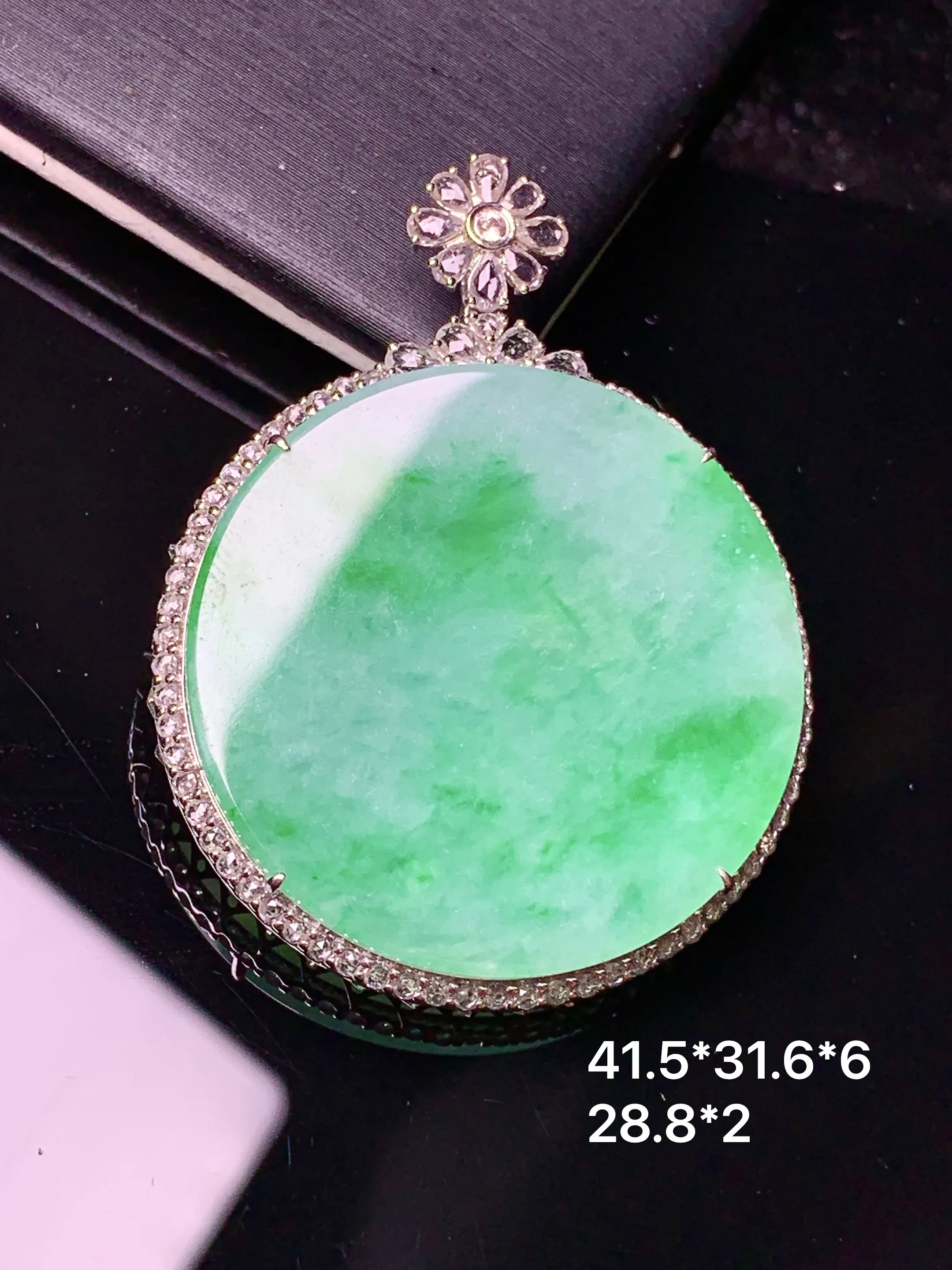 18k金钻镶嵌翠绿圆牌吊坠 玉质细腻 色泽艳丽清新 整体尺寸41.5*31.6*6