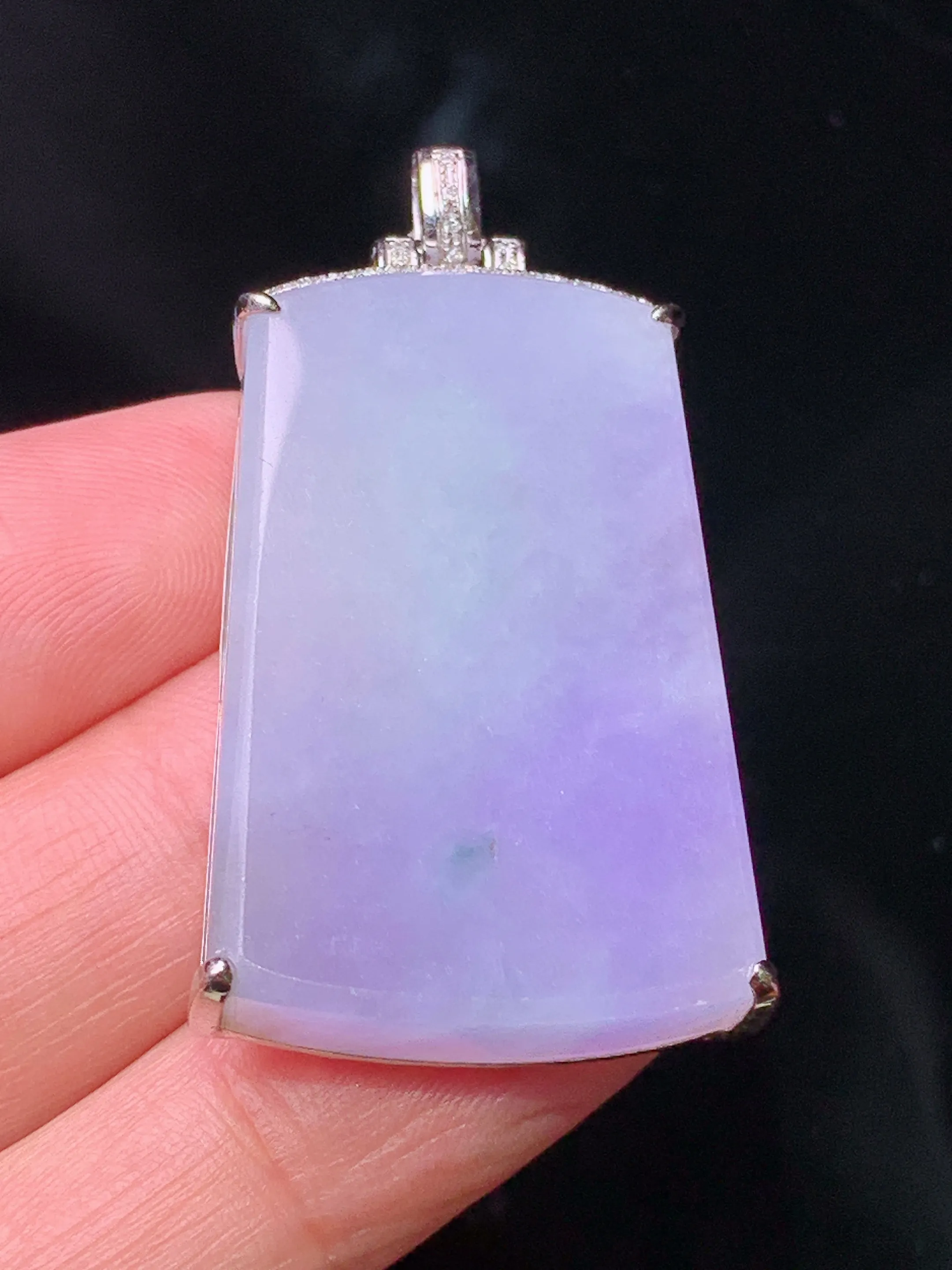 18k金钻镶嵌紫罗兰无事牌吊坠 玉质细腻 色泽艳丽清新 整体尺寸42.8*21.8*7.6