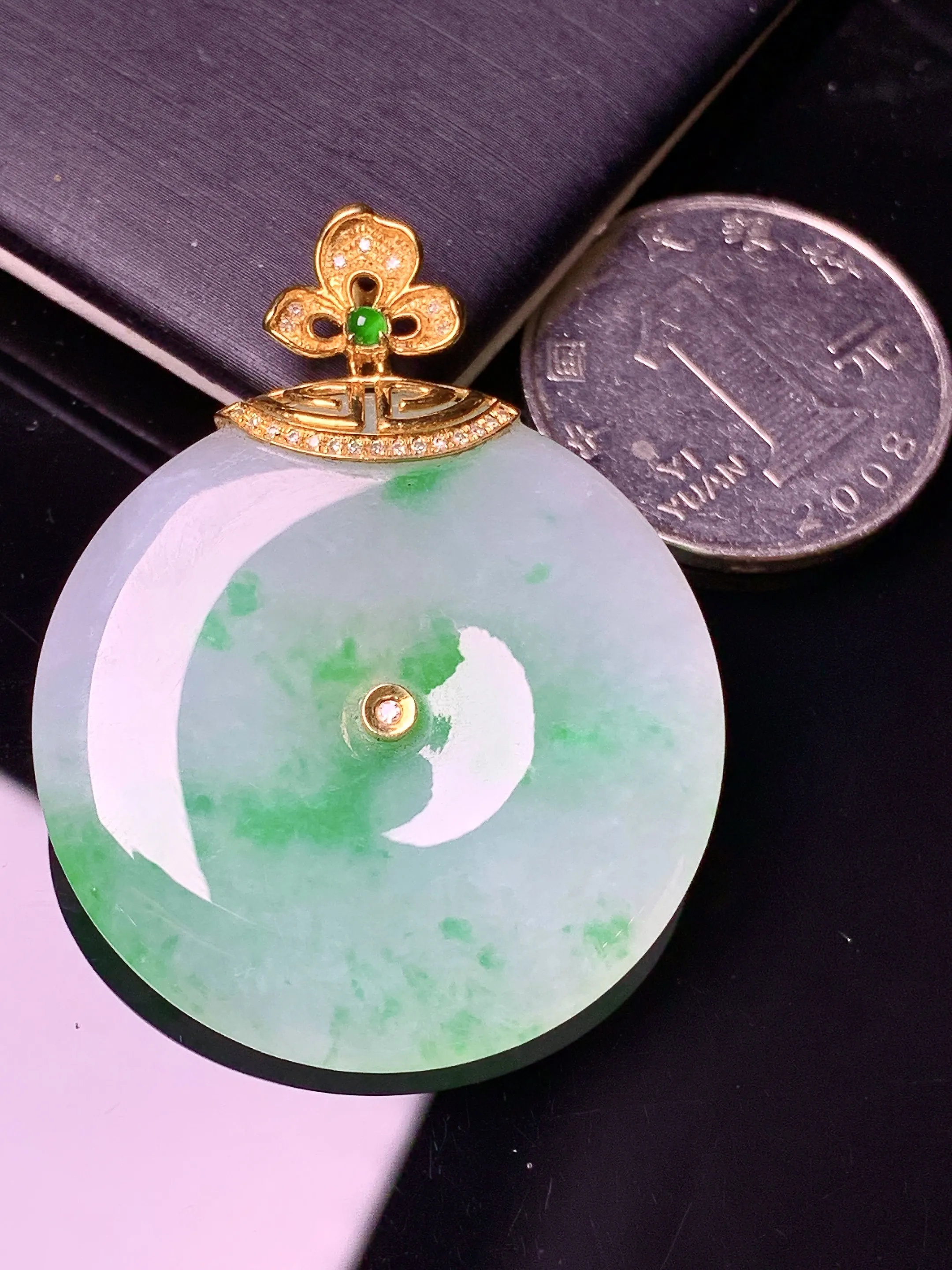 18k金镶嵌飘绿平安扣吊坠 玉质细腻 色泽艳丽清新 整体尺寸44*34.6*5.6