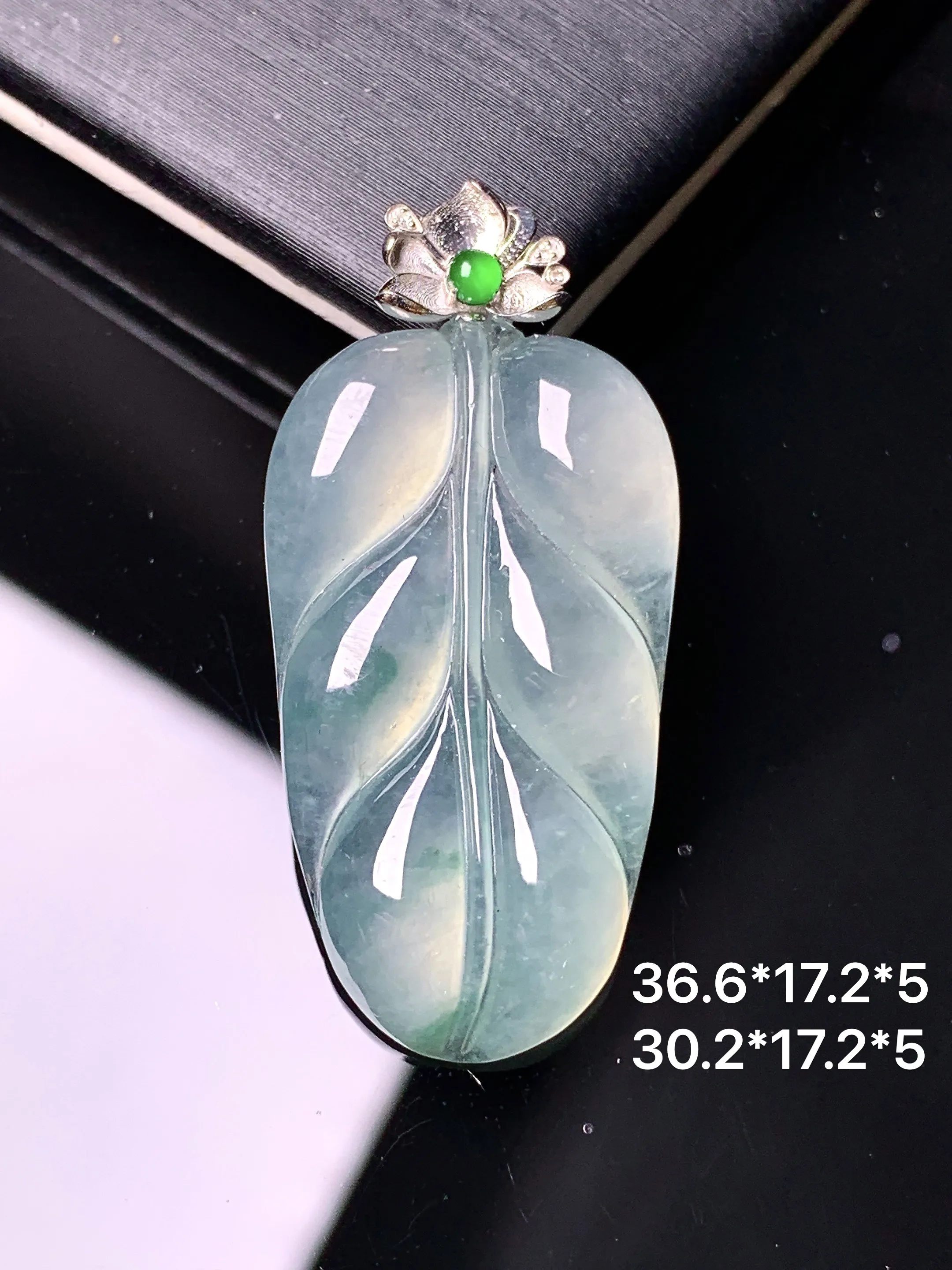 18k金镶嵌冰种树叶吊坠 玉质细腻 色泽艳丽清新 整体尺寸36.6*17.2*5