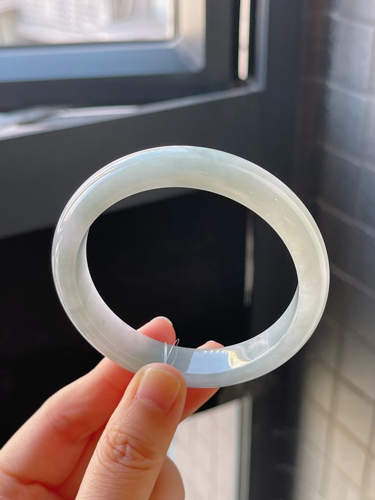 正圈56圈口，翡翠糯化种淡绿色手镯