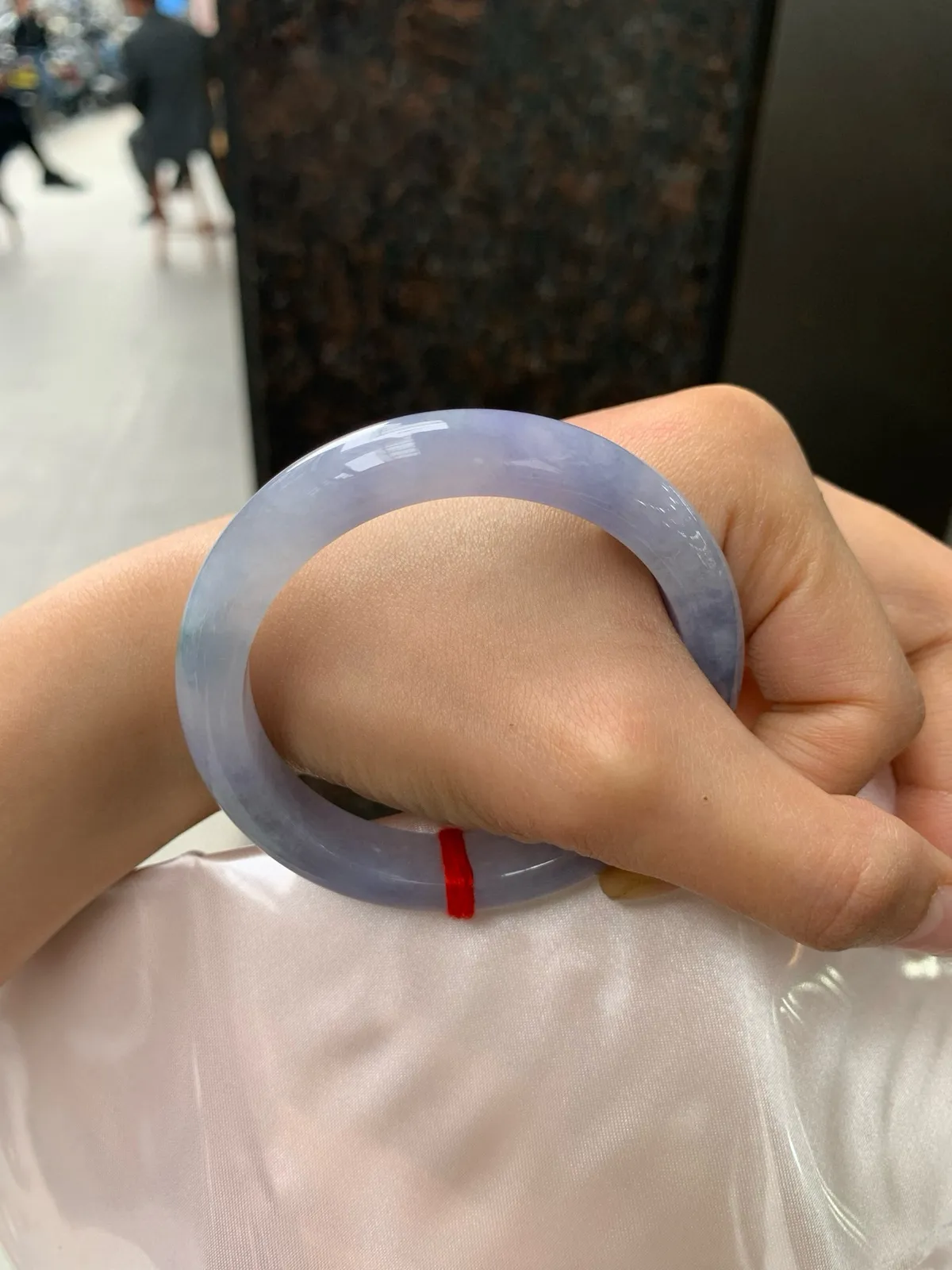 紫罗兰飘花正圈
52.2-10.2-8
玉质水润细腻，艳丽的紫底飘一朵蓝花，仿佛置身于莫奈花园里，浪漫温馨，神秘又优雅