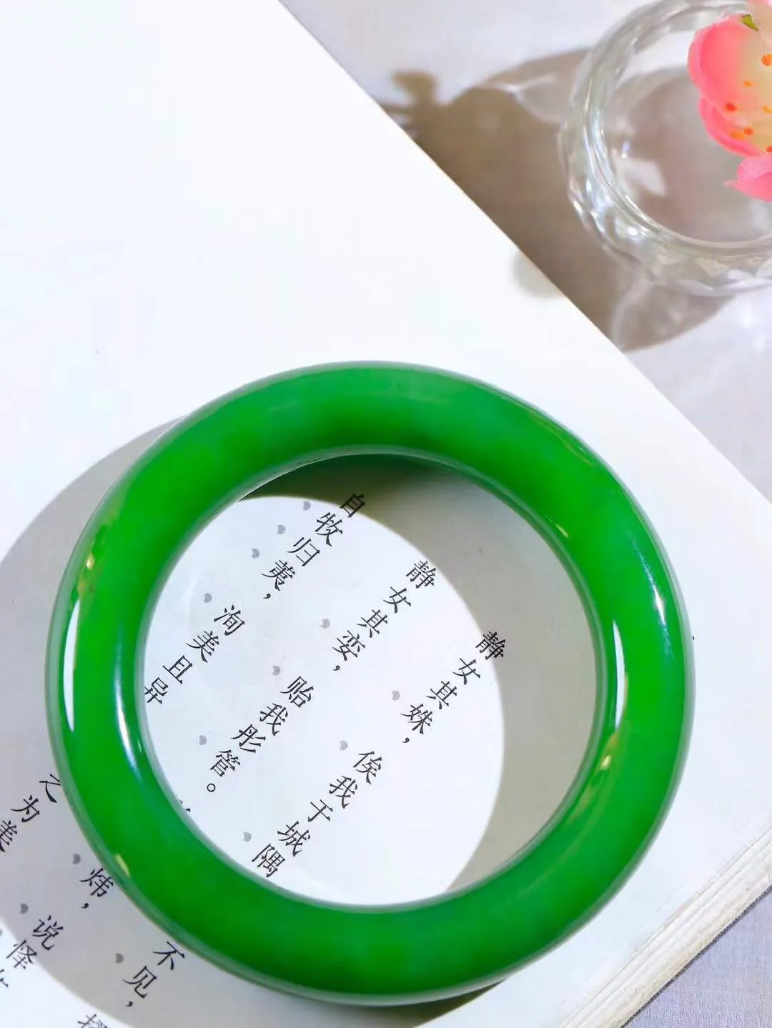 【玉佳人·手镯】

收藏级臻品️和田玉碧玉圆条手镯 ，玉质细腻油润，做工细致精美，端庄素雅，亭亭玉立，芊芊素手。芊芊素手，怎能忘镯？秀美圆条，更显婀娜。内径54mm 尺寸12.6-12mm重76克6910880A