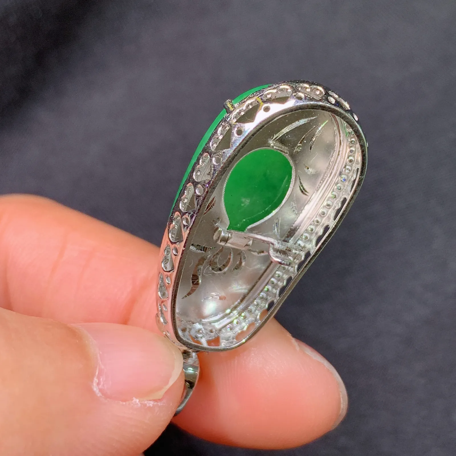 甜阳绿福豆吊坠，18k金镶嵌，色阳鲜阳，冰润细腻，种水足，Xj 尺寸35.4*14.4*8.4