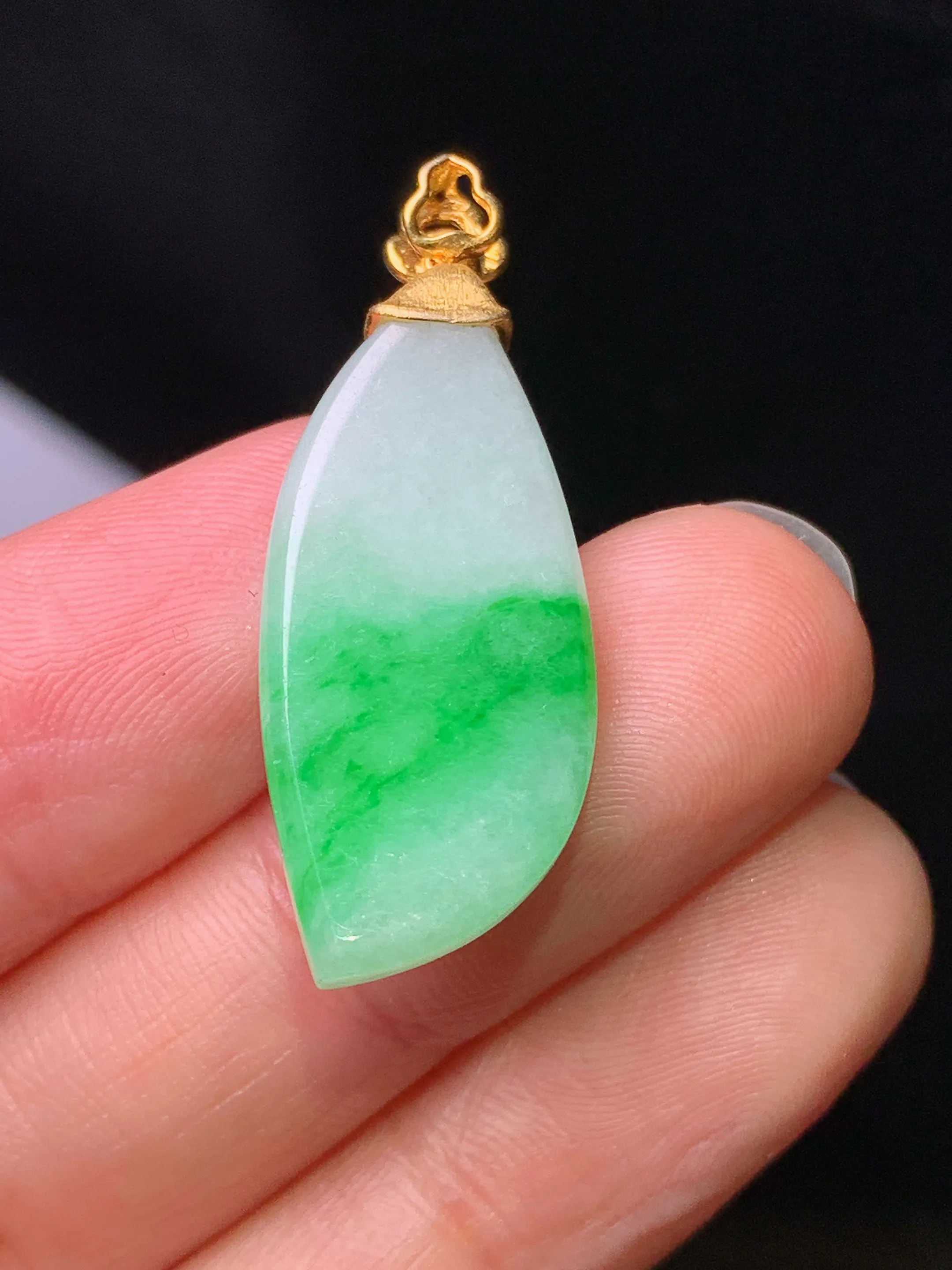 18k金钻镶嵌飘绿随形吊坠 玉质细腻 色泽艳丽清新 整体尺寸34.6*12.6*4