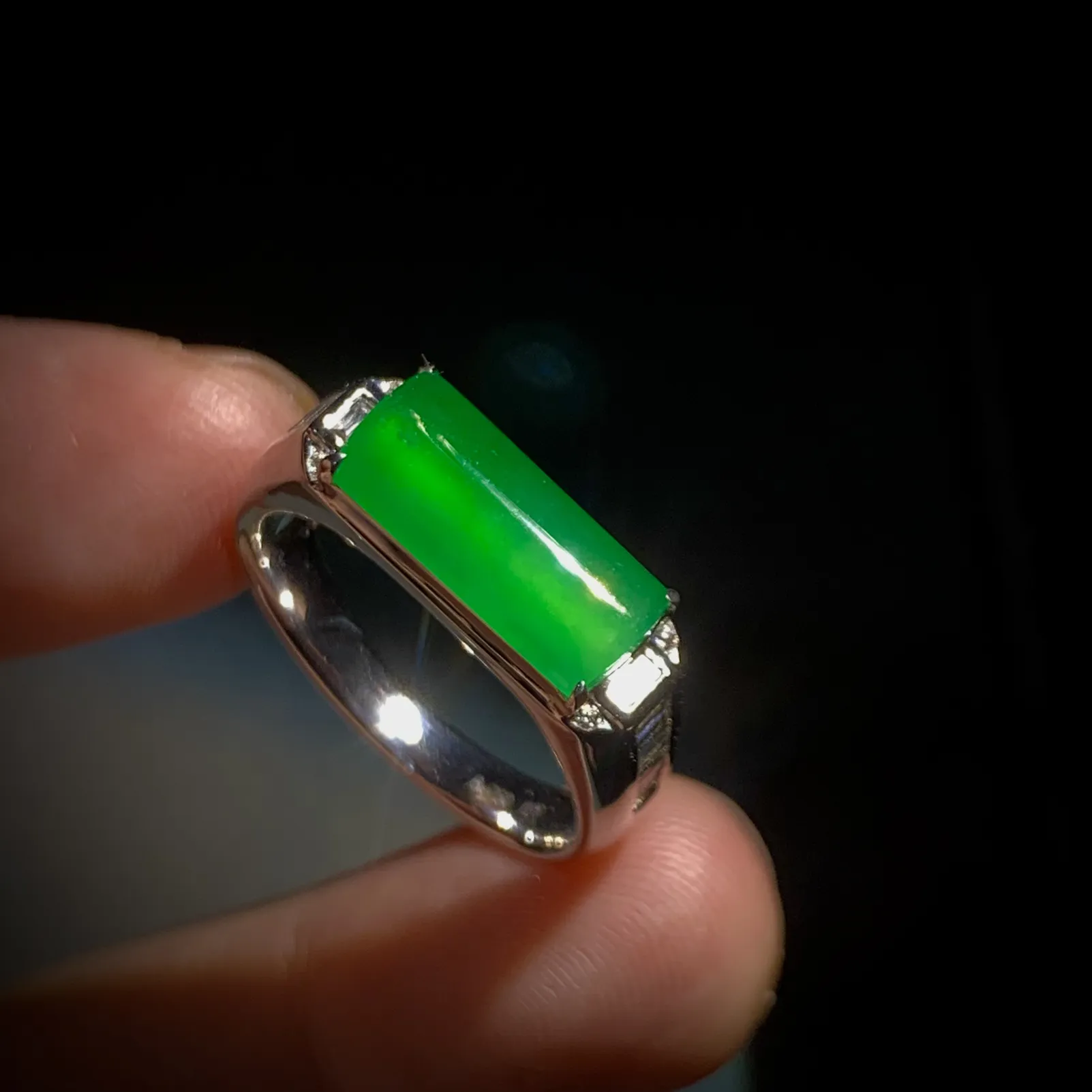 马鞍戒男戒女戒通用款戒指，
裸石13.3-6.2-3mm，
圈口内径18.3mm，18#，
18K金，南非钻