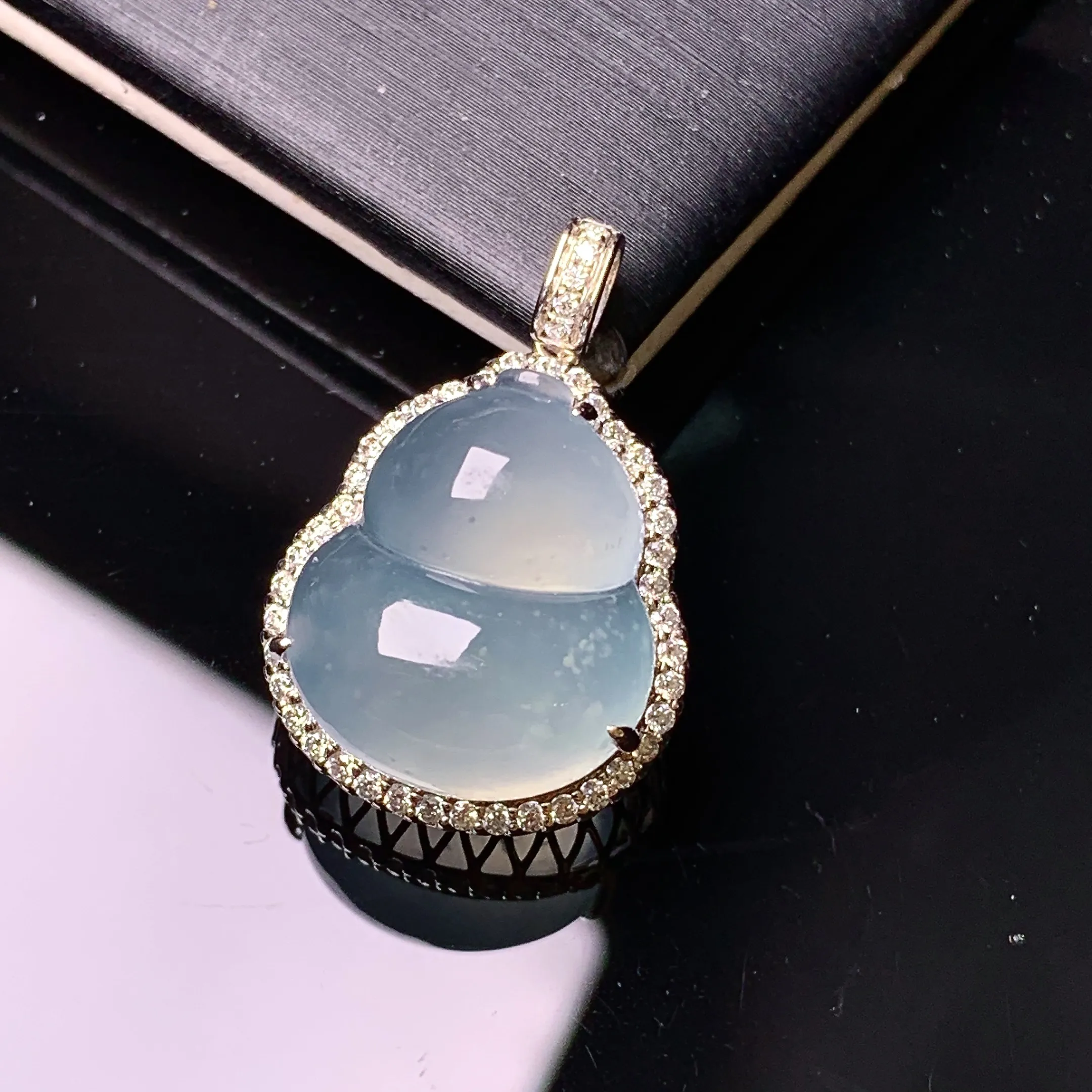 18k金钻镶嵌冰种葫芦吊坠 玉质细腻 色泽艳丽清新 整体尺寸25*17*10.6