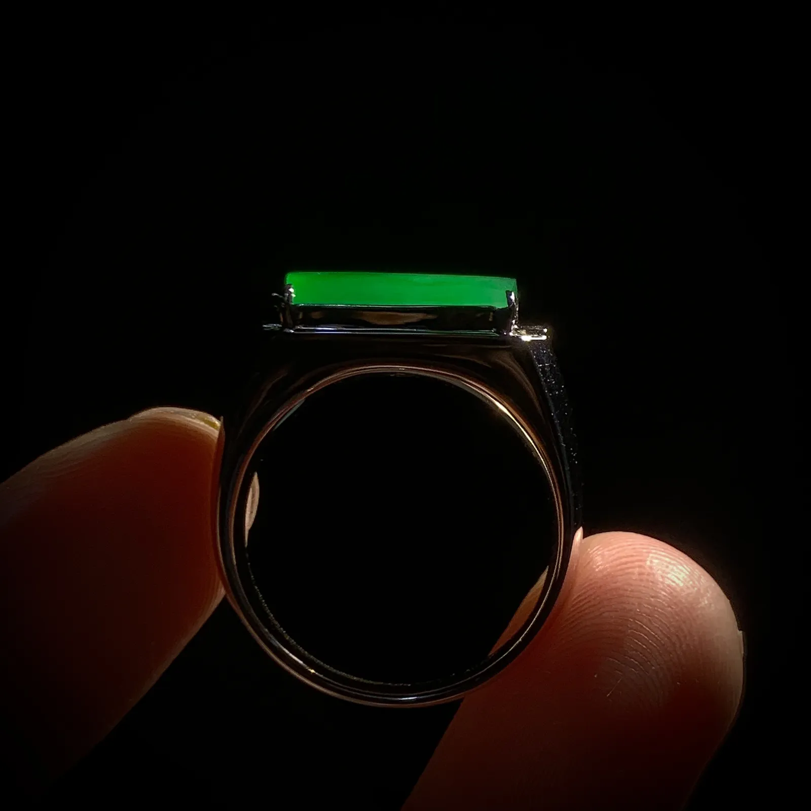 马鞍戒男戒女戒通用款戒指，
裸石13.3-6.2-3mm，
圈口内径18.3mm，18#，
18K金，南非钻