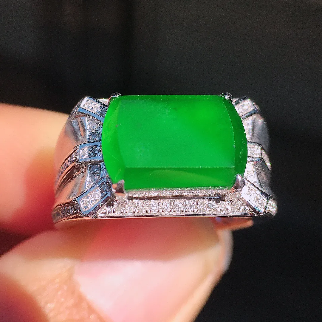 阳绿马鞍戒指，色泽均匀艳丽，玉质细腻，荧光感超
强，饱满圆润，尽显优雅气质，18k
金豪华镶嵌