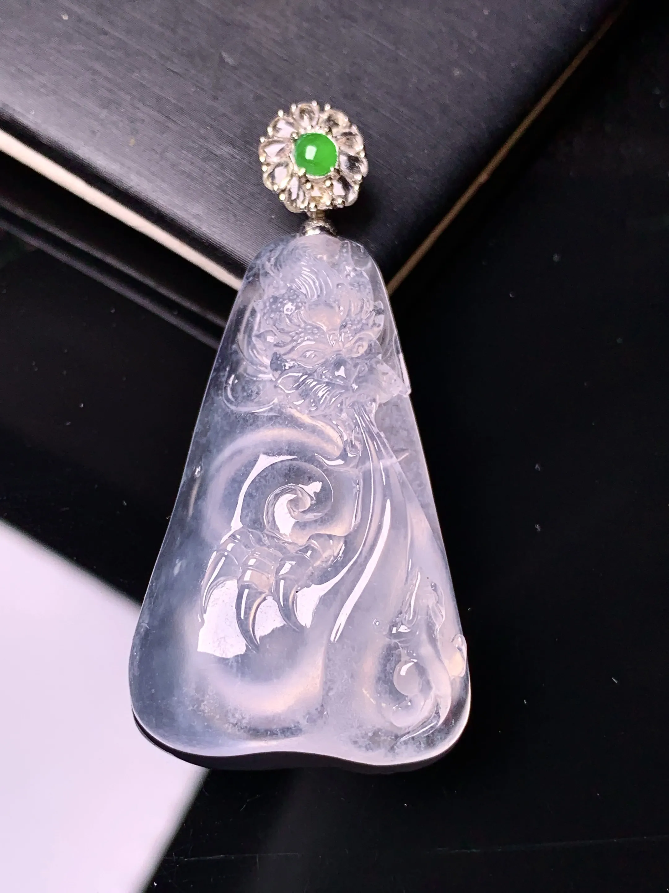 18k金钻镶嵌冰种龙牌吊坠 玉质细腻 色泽艳丽清新 整体尺寸51*24.6*8