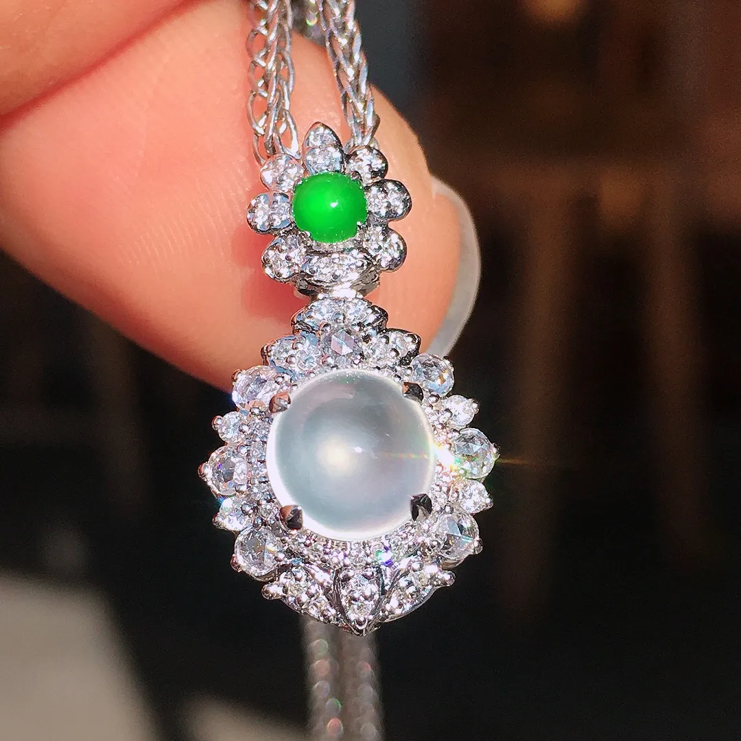 玻璃种蛋面吊坠，玉质细腻，荧光感超
强，饱满圆润，尽显优雅气质，18k
金豪华镶嵌