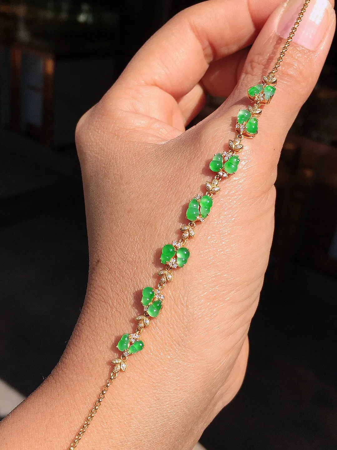 阳绿葫芦手链，色泽均匀艳丽，玉质细腻，荧光感超
强，饱满圆润，尽显优雅气质，18k
金豪华镶嵌