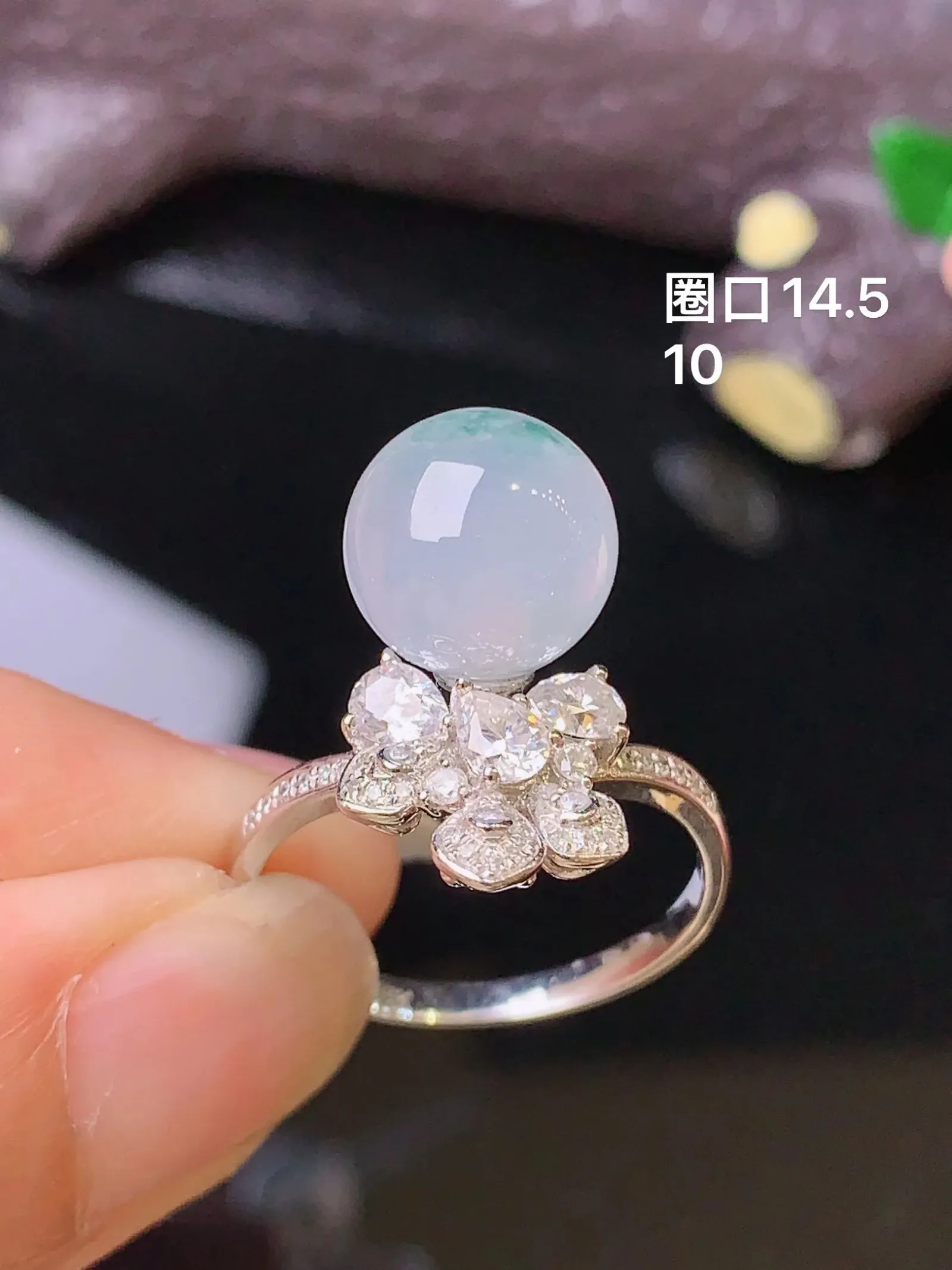 18k金钻镶嵌冰种飘绿圆珠戒指 玉质细腻 色泽艳丽清新 圈口14.5 整体尺寸10