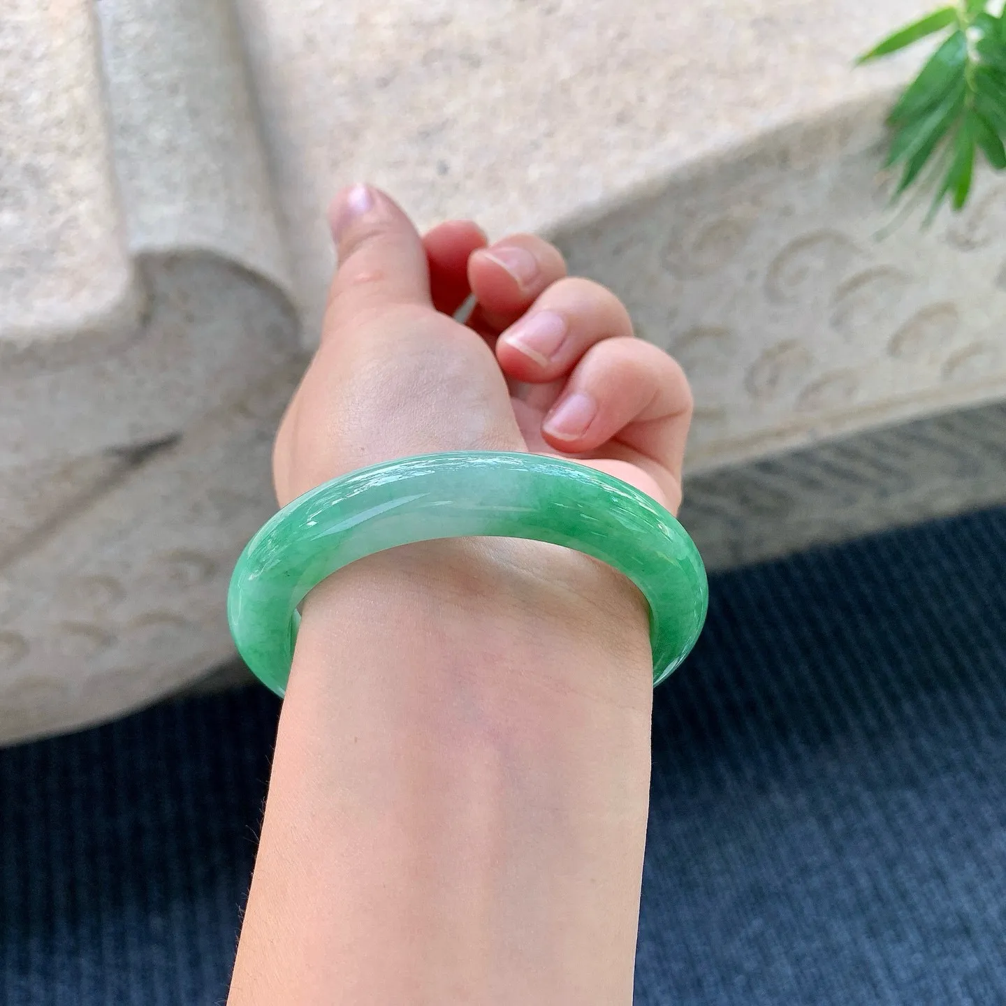 【圈口】53.3/10.3/8.7，糯冰满绿，水润，种老，细腻，无裂纹！