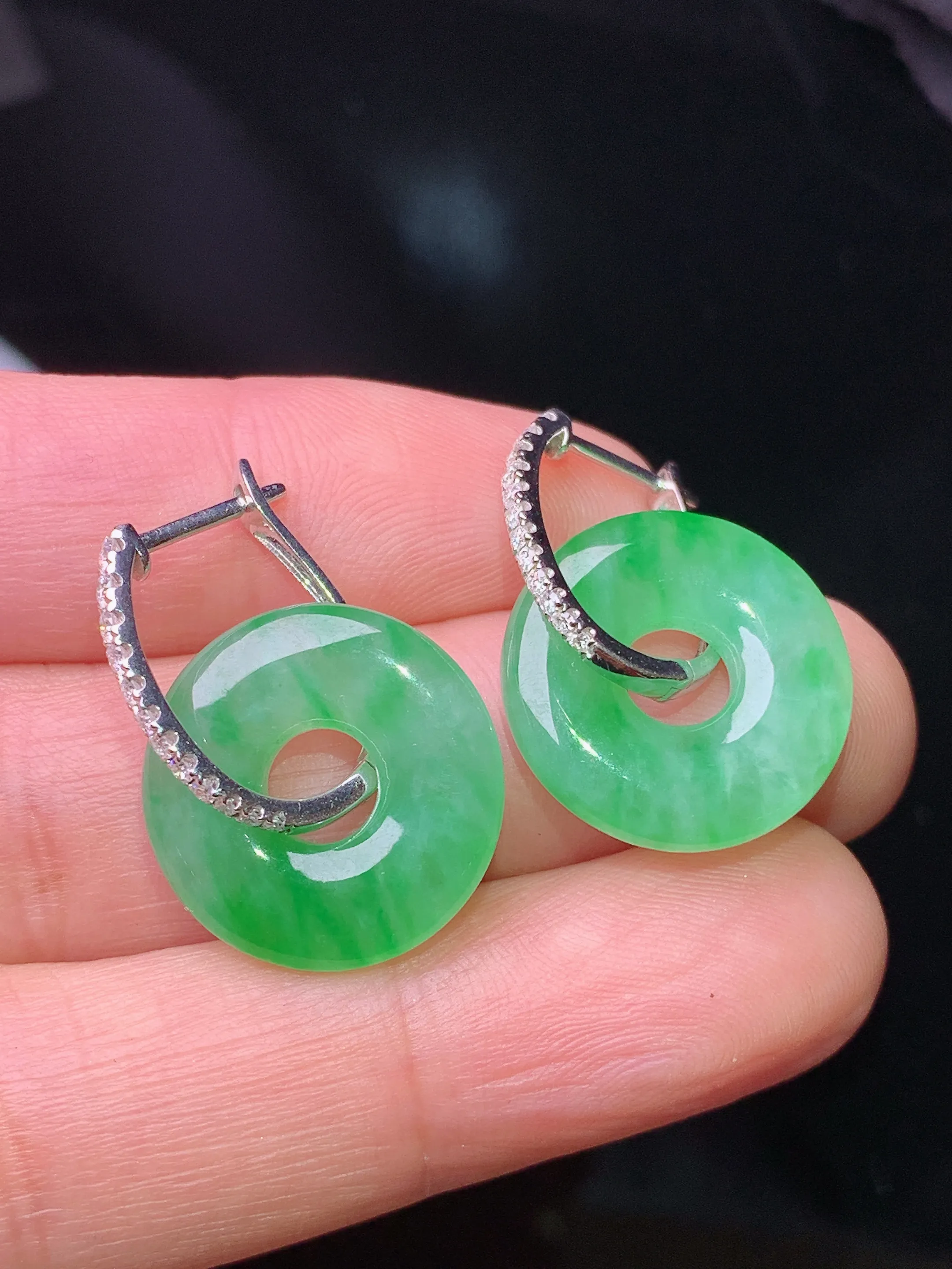 18k金钻镶嵌翠绿平安扣耳坠 玉质细腻 色泽艳丽清新 整体尺寸24.5*16.5*3.6