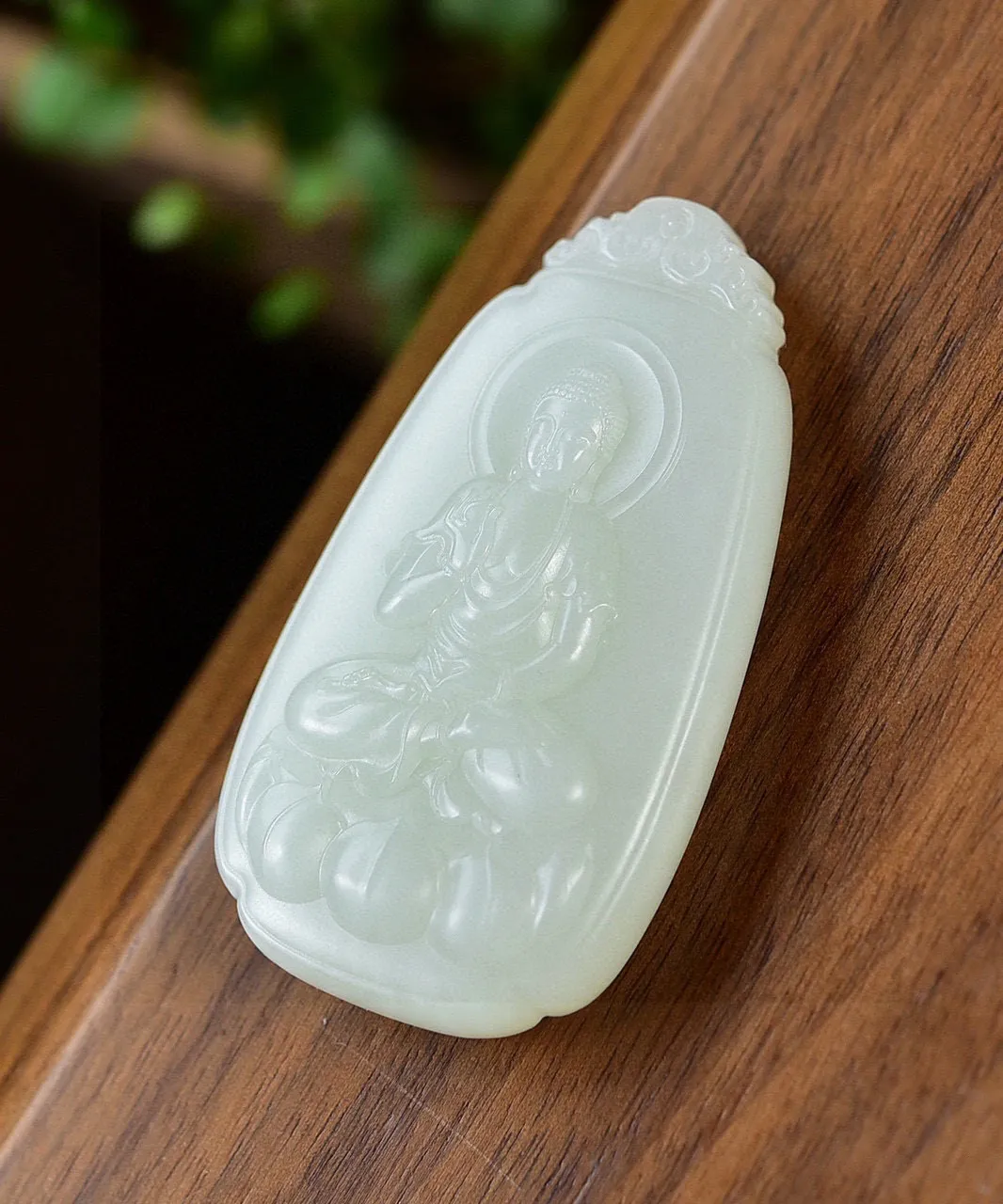 天然和田玉.羊脂玉.阿弥陀佛.玉牌.属狗和属猪的守护神.玉质油润.雕琢精美.阿弥陀佛是佛教中慈悲与智慧的象征 有求必应 福泽世间.菩萨护佑.一生平安.品质保证.全国复检.尺寸5 9.8/33.3/12.1重42.71克