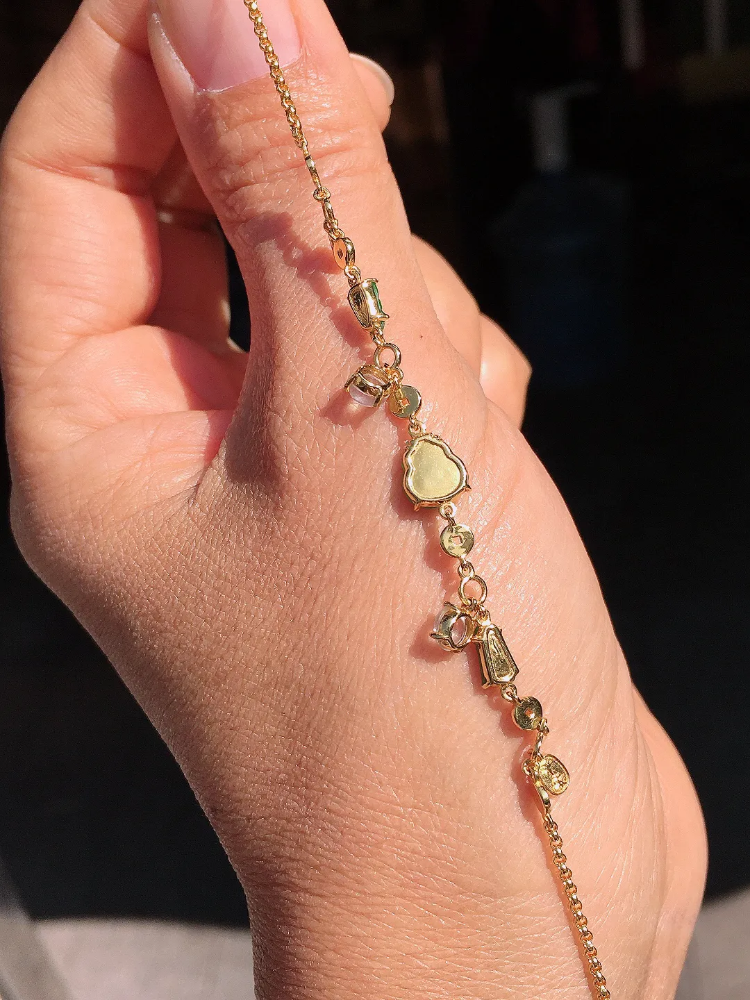 阳绿葫芦手链，色泽均匀艳丽，玉质细腻，荧光感超
强，饱满圆润，尽显优雅气质，18k
金豪华镶嵌