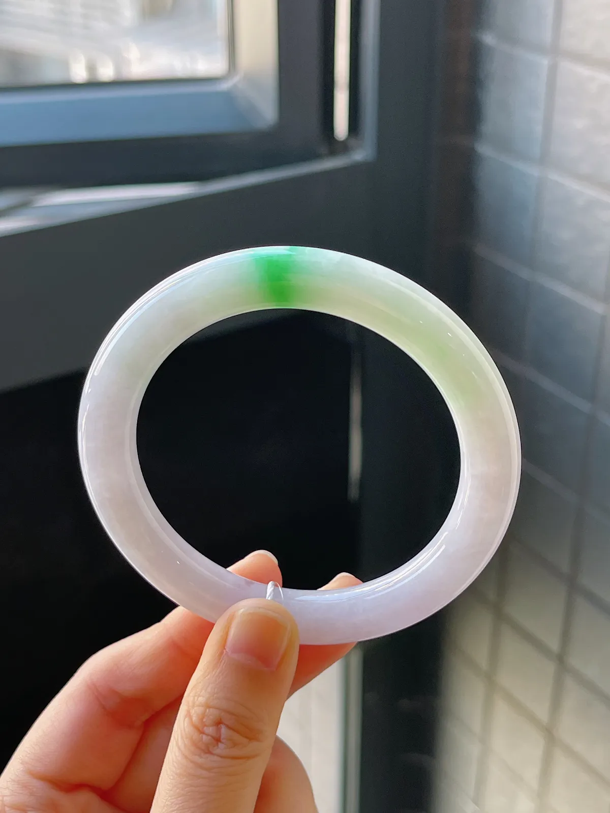 圆镯57圈口，翡翠糯化种飘绿手镯