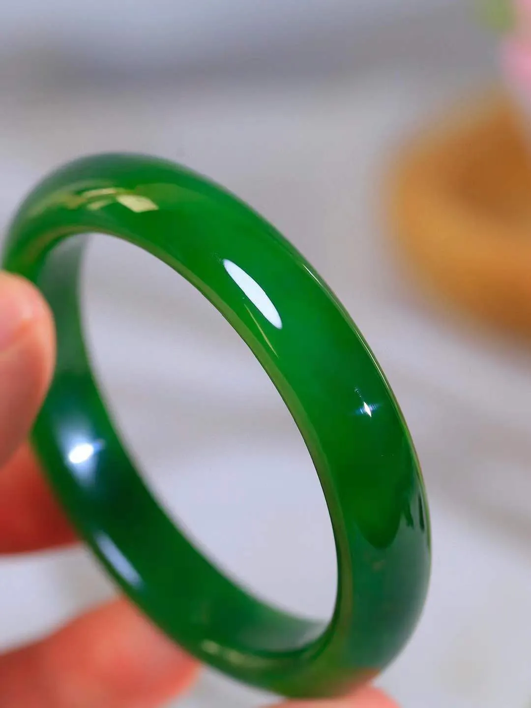 【花样年华·手镯】

精品和田玉碧玉手镯，质地油润细腻，色泽高贵典雅，镯型古朴典雅。在诗情画意的雨巷相遇，你是我腕间的一抹风情，有你眸有深情，清风荡漾湖间静水，我愿俯身低眉，在烟波涟漪处，寻你深情倩影。内径54.5mm尺寸12-8mm 重45.4克fDA-7812847