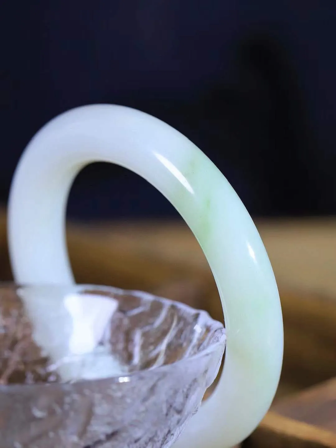 【玉佳人·手镯】

精品和田玉白玉带翠双色圆条手镯 ，玉质细腻油润，做工细致精美，端庄素雅，亭亭玉立，芊芊素手。芊芊素手，怎能忘镯？秀美圆条，更显婀娜。内径56.5mm 尺寸11.7-11.8mm重69.2克6916880A