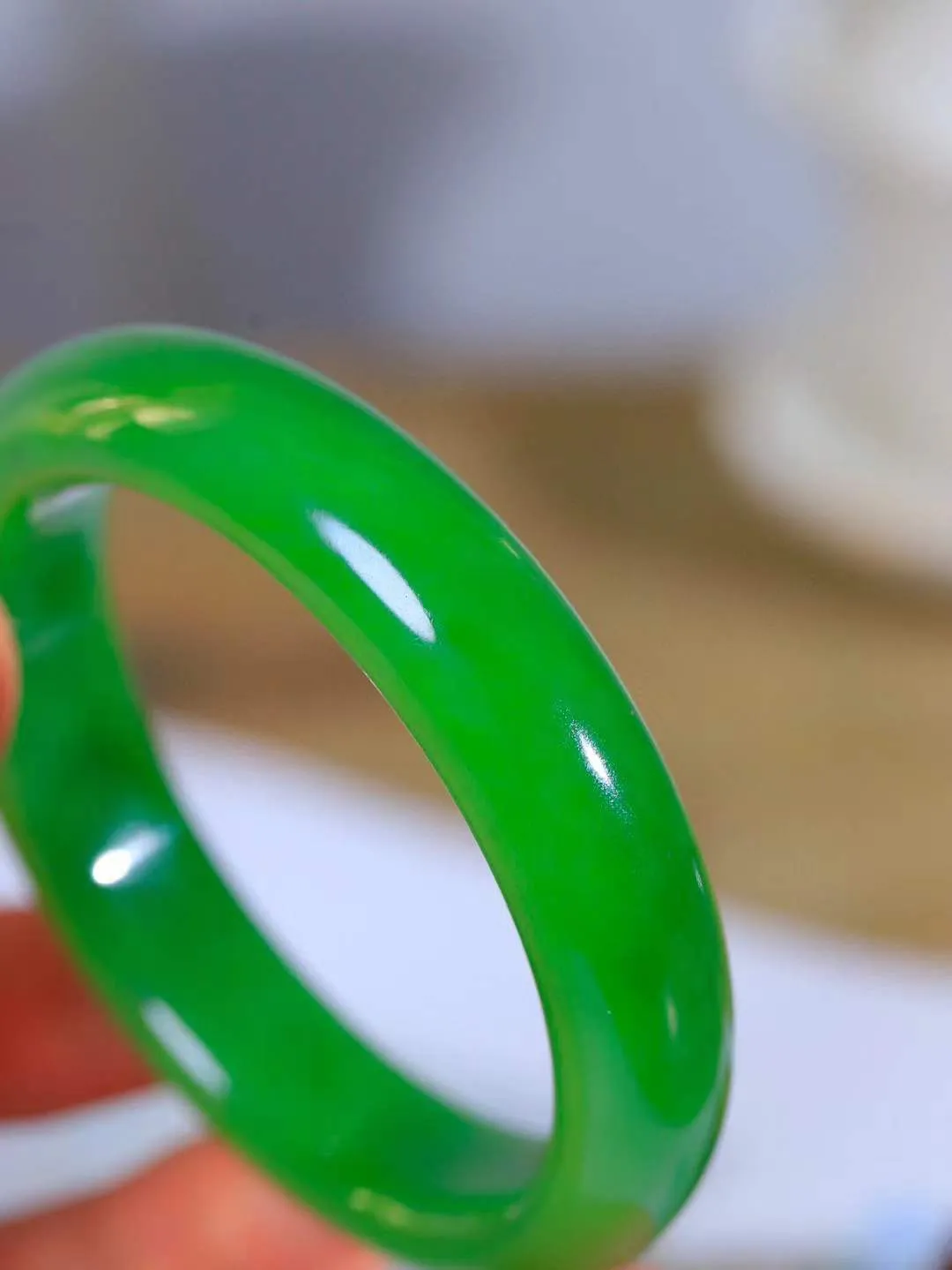 【腕间柔情.手镯】   

典藏级️和田玉碧玉手镯 玉质温润细腻 油性十足 古朴秀雅 轻抚岁月的栏杆软香温玉，腕间玉镯轻轻晃动，令人情动心间，撷一缕月末的芬芳，把心思铺陈，时光静美，惟有你最温柔。重54.6克   尺寸53.5-13-8.6mm  4614855A