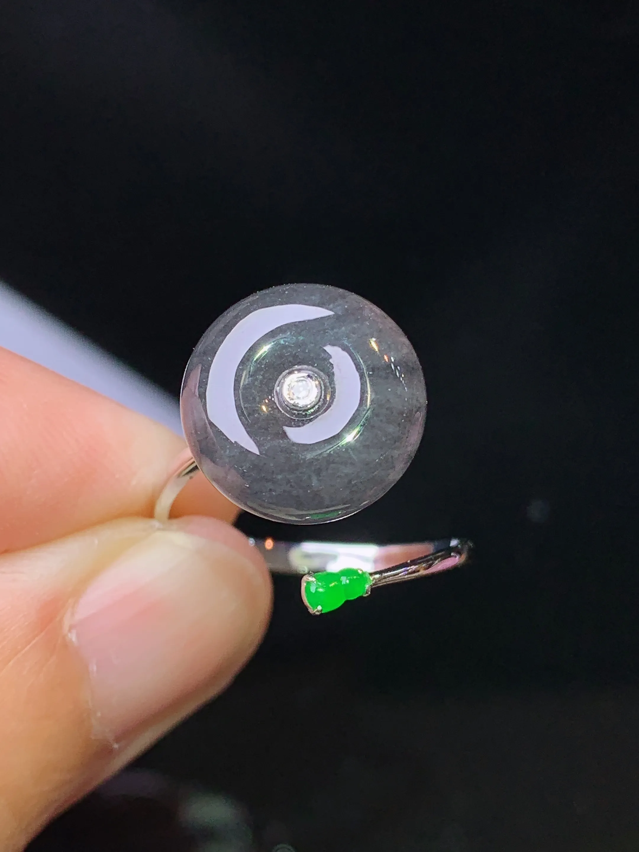 18k金钻镶嵌乌鸡平安扣戒指 玉质细腻 色泽艳丽清新 圈口14.5整体尺寸12.5*5.8