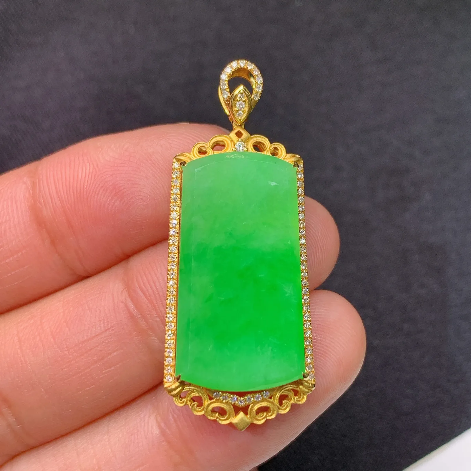 阳绿无事牌吊坠，18k金镶嵌，冰润色阳，种老水足，Of 尺寸39.3*15.6*5.8