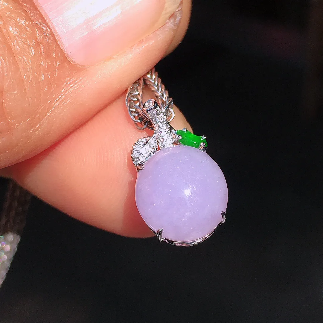 紫罗兰蛋面吊坠，色泽均匀艳丽，玉质细腻，荧光感超
强，饱满圆润，尽显优雅气质，18k
金豪华镶嵌