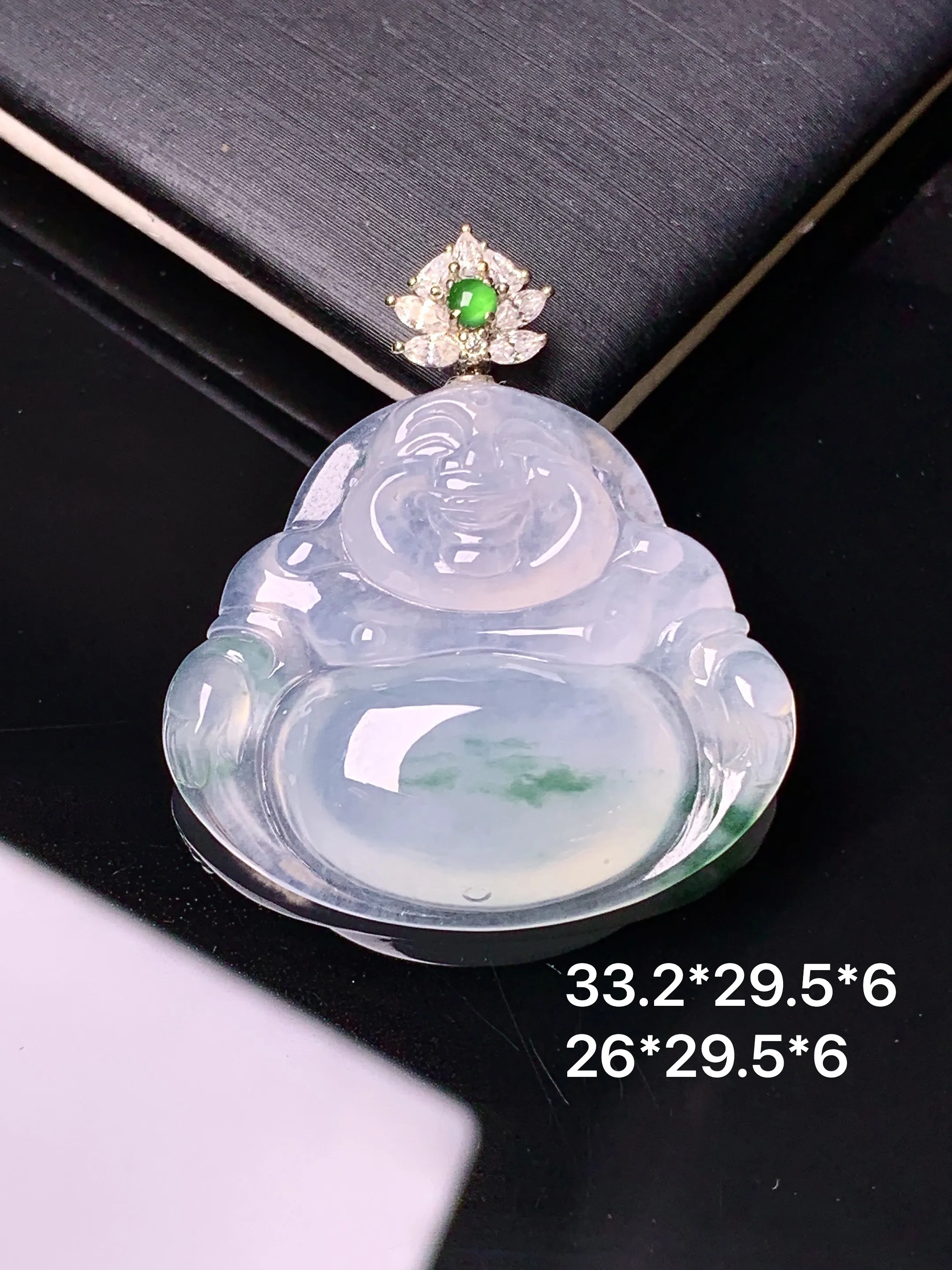 18k金钻镶嵌冰种飘绿佛公吊坠 玉质细腻 色泽艳丽清新 整体尺寸33.2*29.5*6