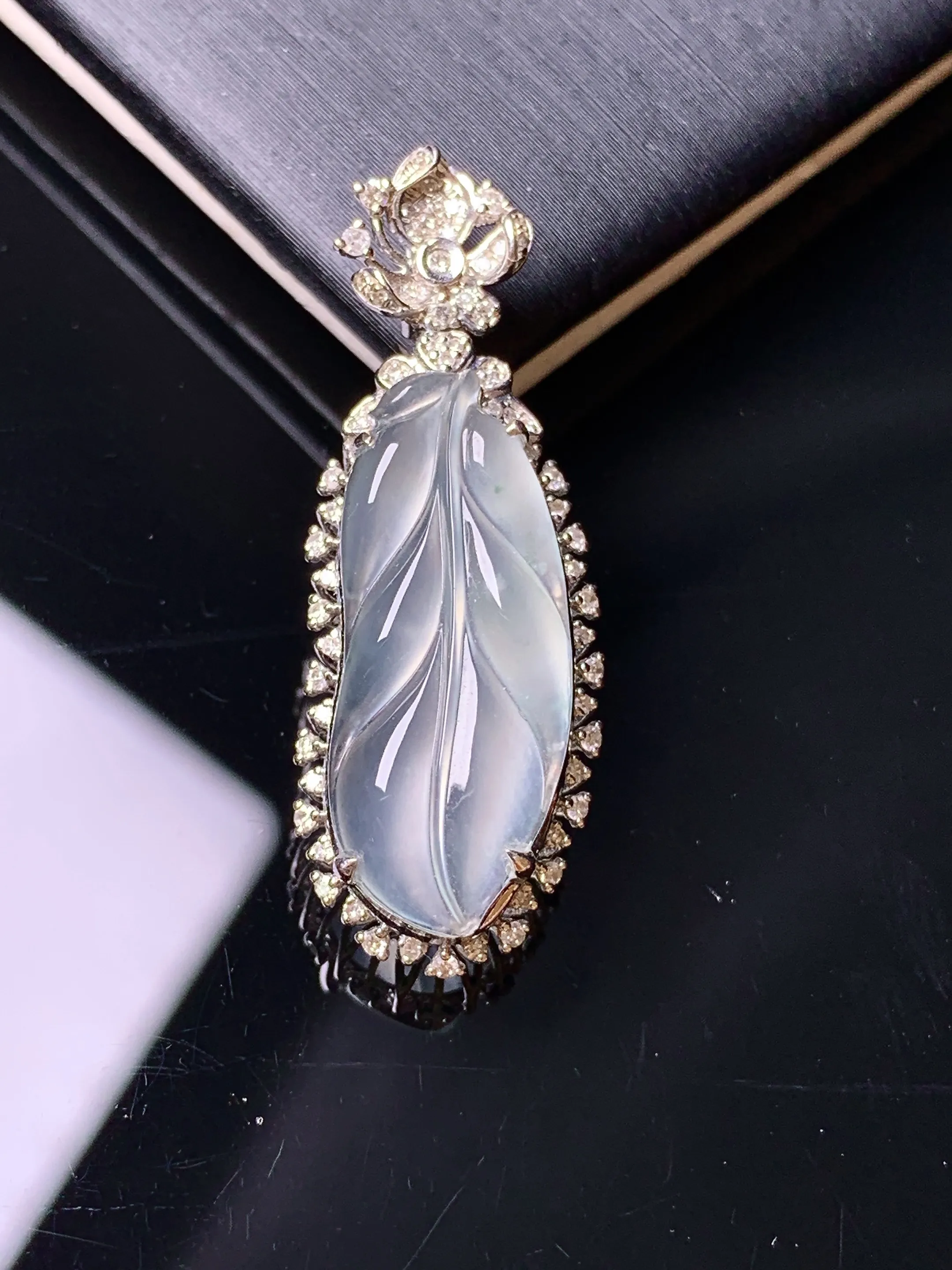 18k金钻镶嵌冰种树叶吊坠 玉质细腻 色泽艳丽清新 整体尺寸33.2*12*7.7