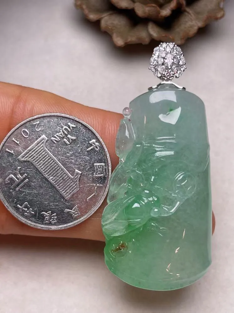 冰糯种飘绿节节高吊坠、真金真钻镶嵌，种水好，玉质细腻 .裸石尺寸 43.0*23.8