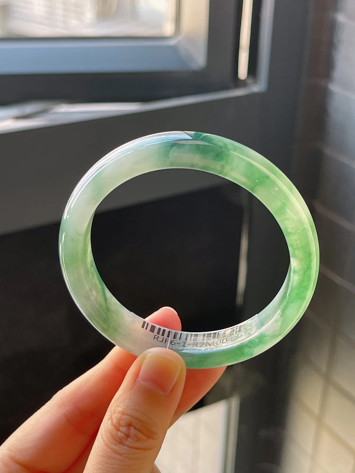 正圈55.6圈口，翡翠冰糯种飘绿手镯