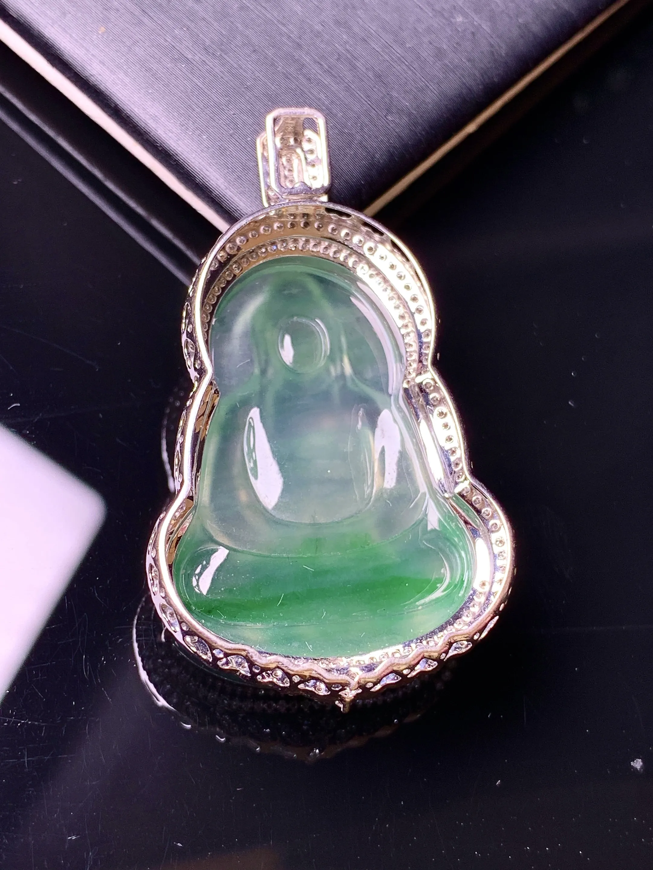 18k金钻镶嵌飘绿观音菩萨吊坠 玉质细腻 色泽艳丽清新 整体尺寸44*25*9.8