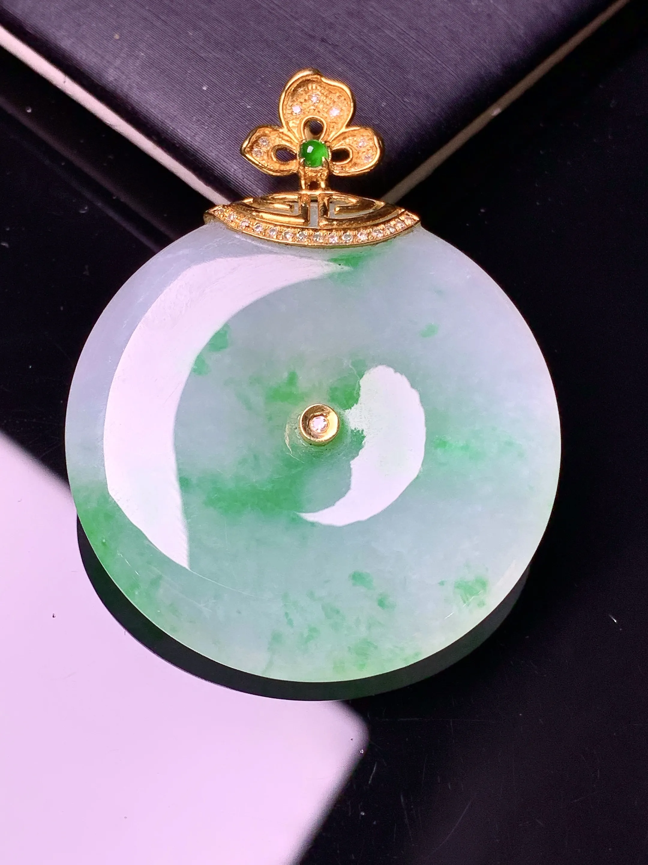 18k金镶嵌飘绿平安扣吊坠 玉质细腻 色泽艳丽清新 整体尺寸44*34.6*5.6