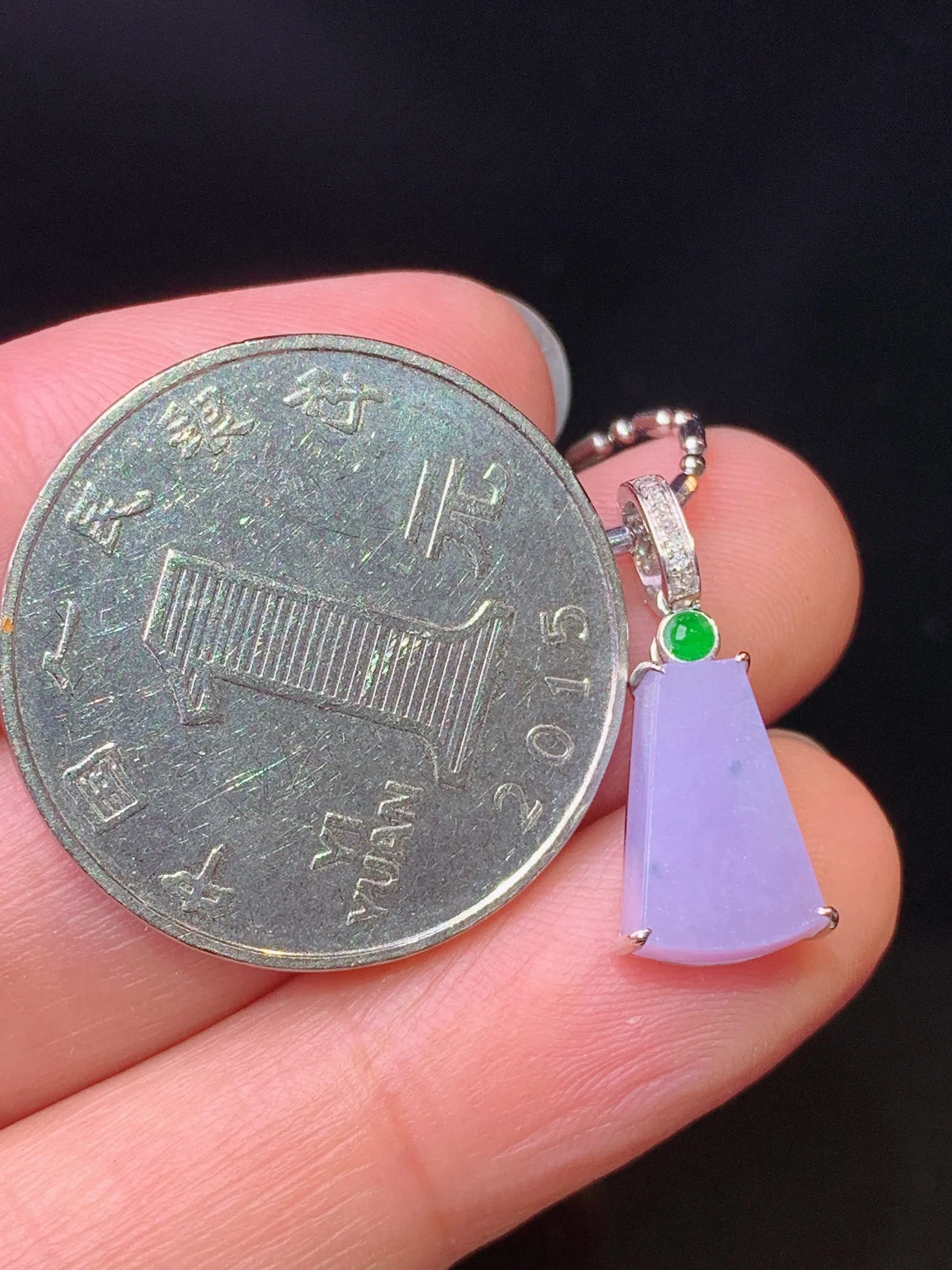 18k金钻镶嵌紫罗兰无事牌吊坠 玉质细腻 色泽艳丽清新 整体尺寸20*7.2*4.7