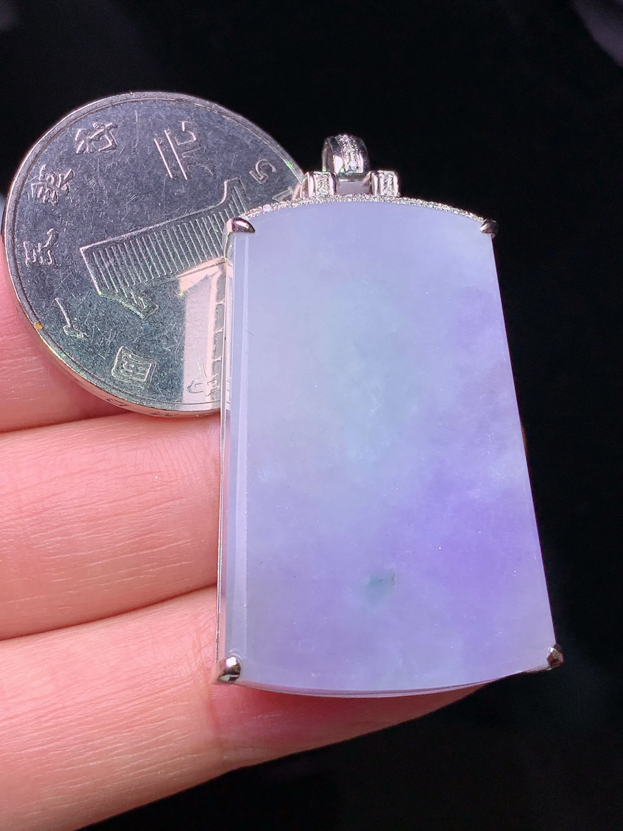 18k金钻镶嵌紫罗兰无事牌吊坠 玉质细腻 色泽艳丽清新 整体尺寸42.8*21.8*7.6