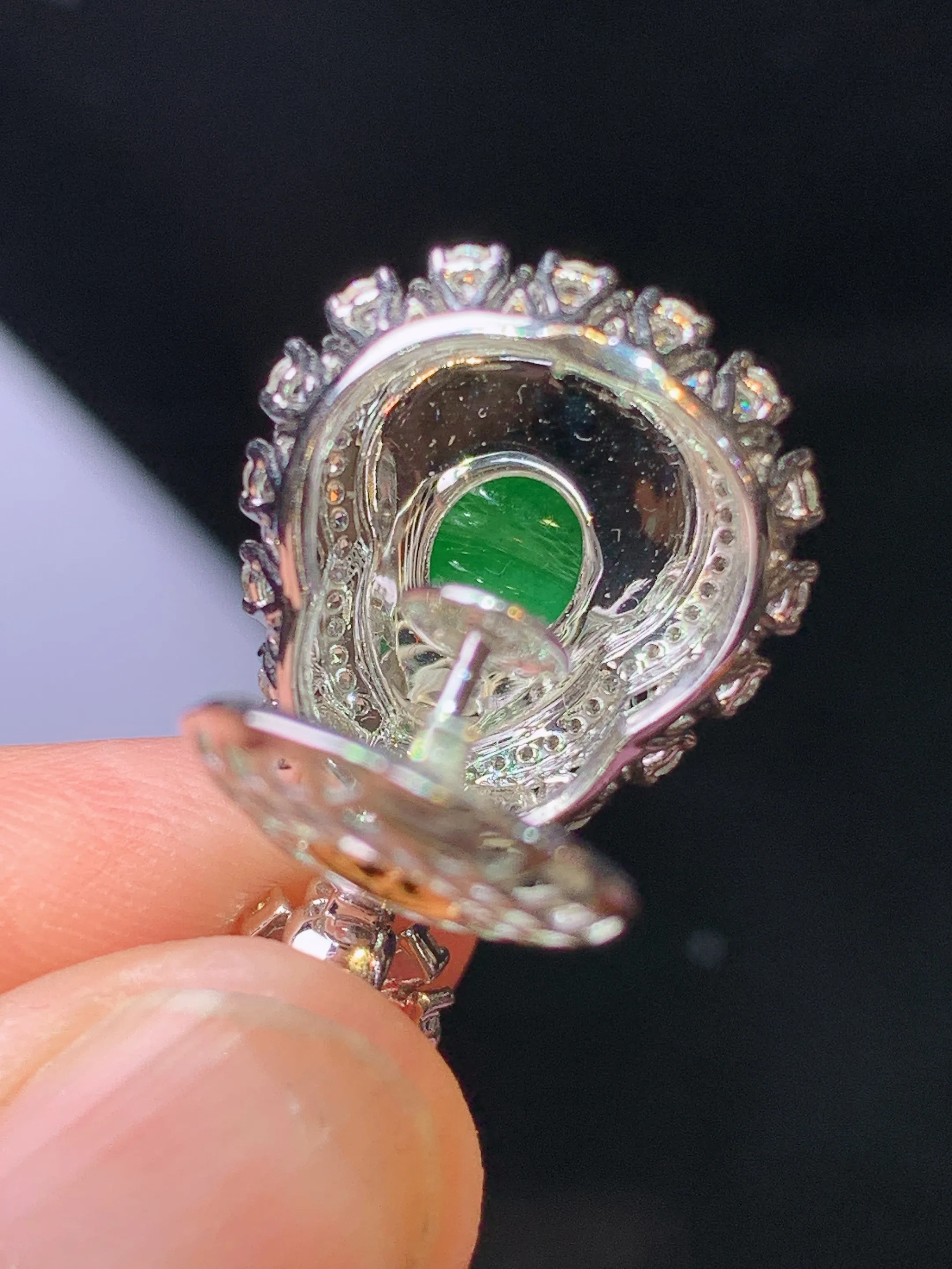 18k金钻镶嵌翠绿葫芦吊坠 玉质细腻 色泽艳丽清新 整体尺寸27.8*16.6*10.7