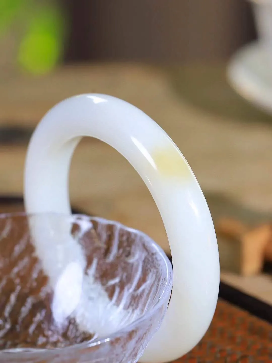 【暖玉生香·手镯】

精品和田玉糖白玉手镯，质地油润细腻，色泽高贵典雅，镯型古朴典雅。在诗情画意的雨巷相遇，你是我腕间的一抹风情，有你眸有深情，清风荡漾湖间静水，我愿俯身低眉，在烟波涟漪处，寻你深情倩影。内径57mm尺寸12.4-11.4mm重74.3克  6915858A