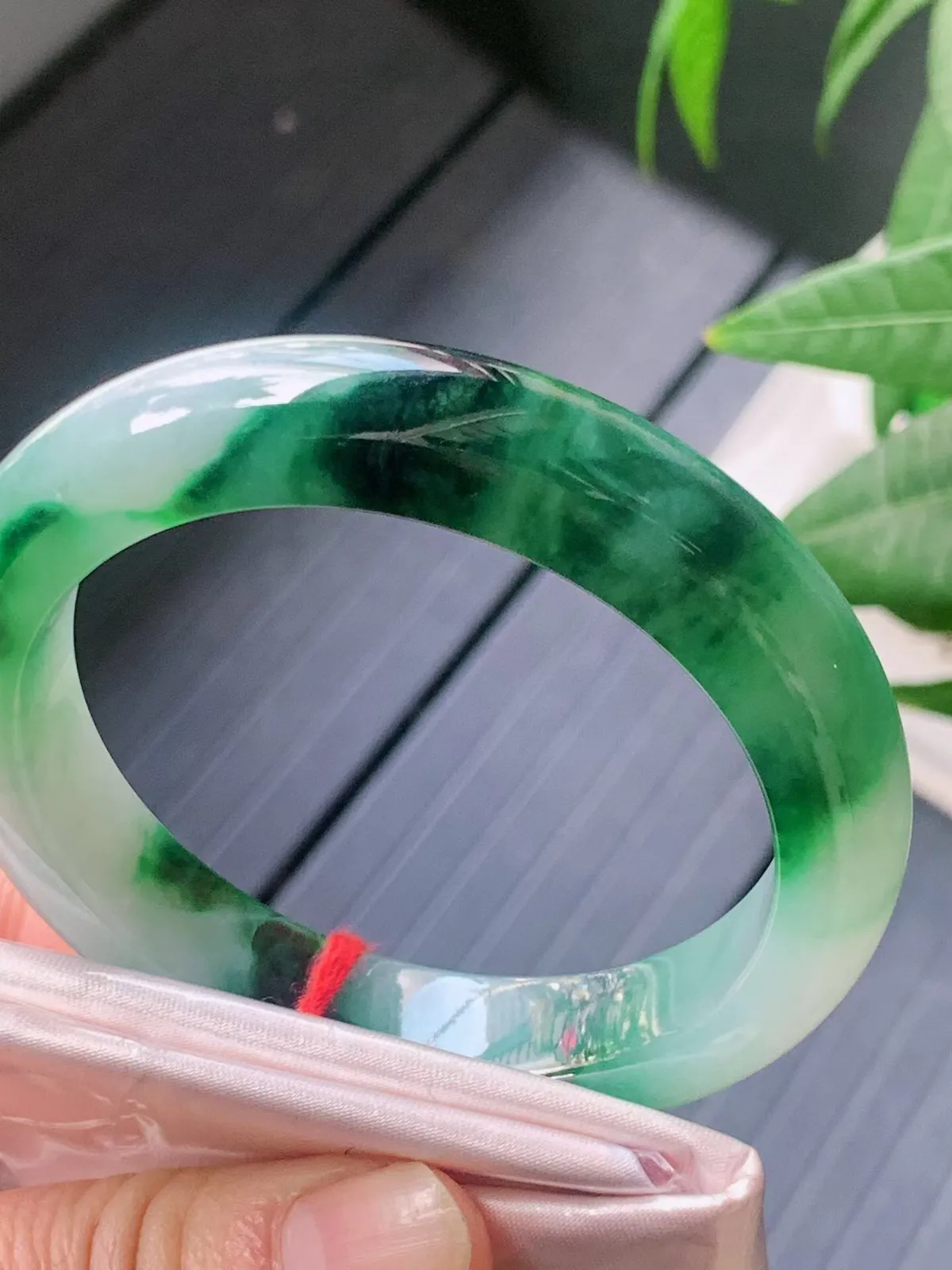 【翡翠名称】老坑种冰飘花54.7正圈口手镯
【翡翠尺寸】54.7/12/9适合53.6-56正圈口佩戴
【翡翠描述】宝贝种老水足，玉质细腻，色泽靓丽，性价比高，佩戴效果好！
【其它赠送】权威证书/精美挂绳盒子/支持全国复检